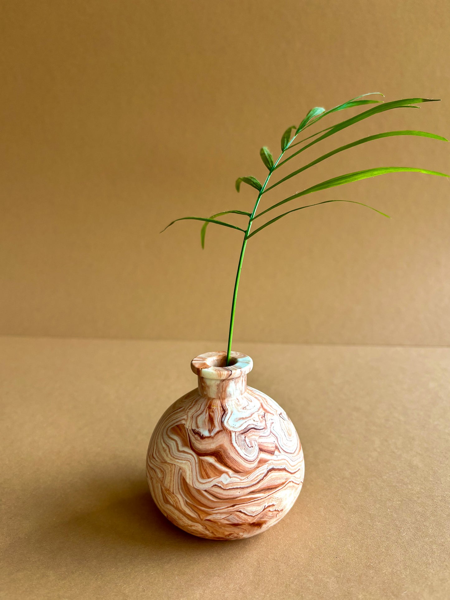 Kurze Vase für getrocknete Blumen- Terrakottabraun