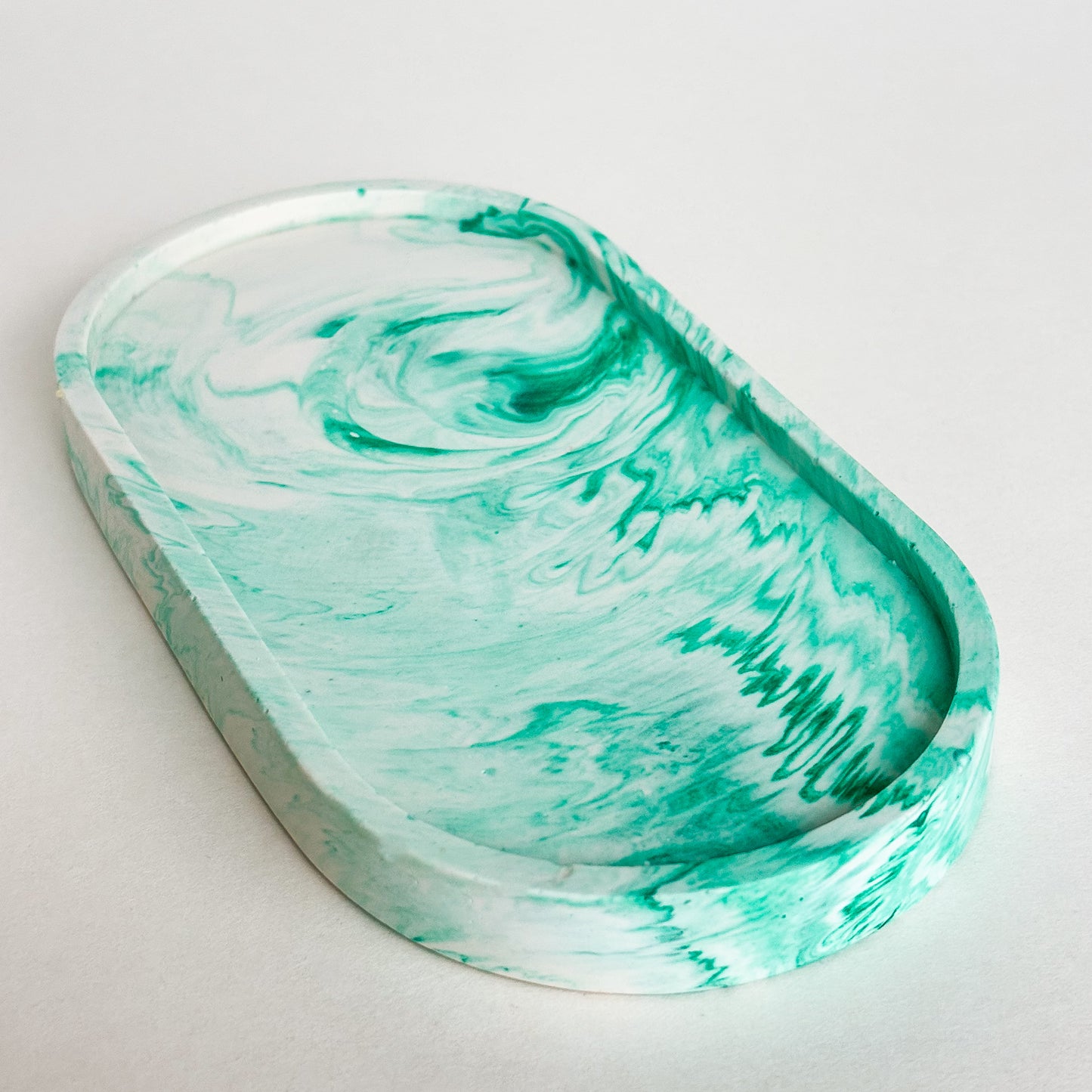 Ovales Tablett für Jeweller-Aquamarin-Marmor