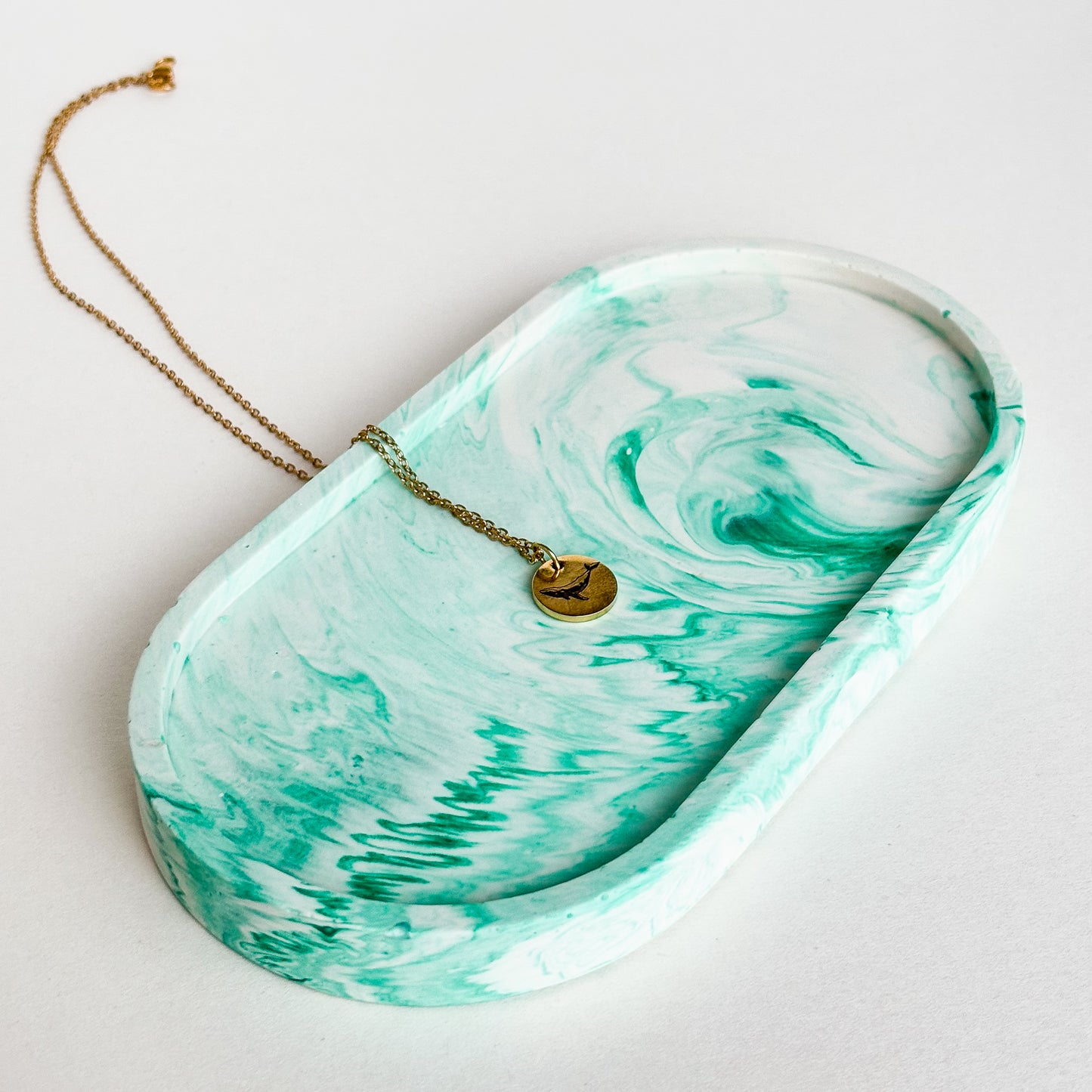 Ovales Tablett für Jeweller-Aquamarin-Marmor