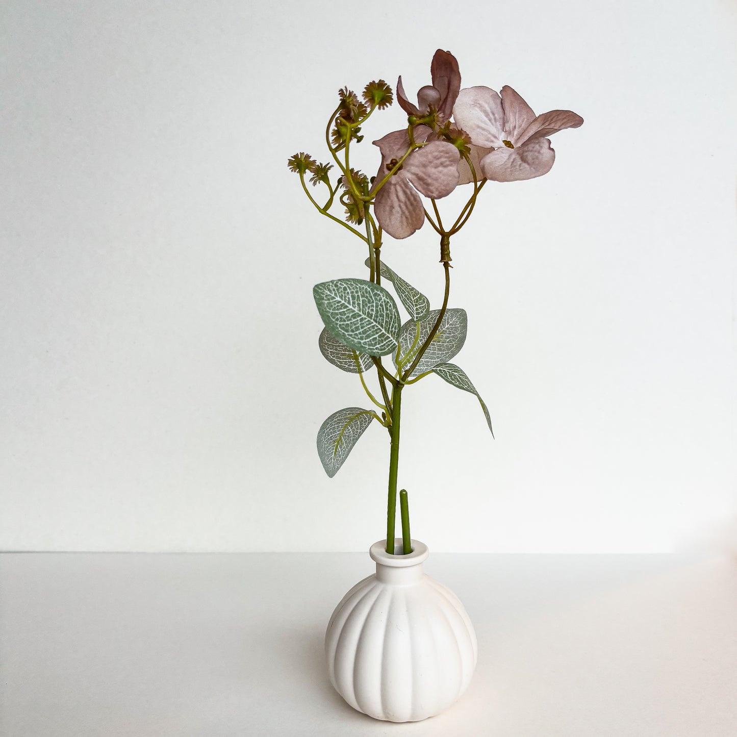 Korte vaas voor droogbloemen - natuursteen wit