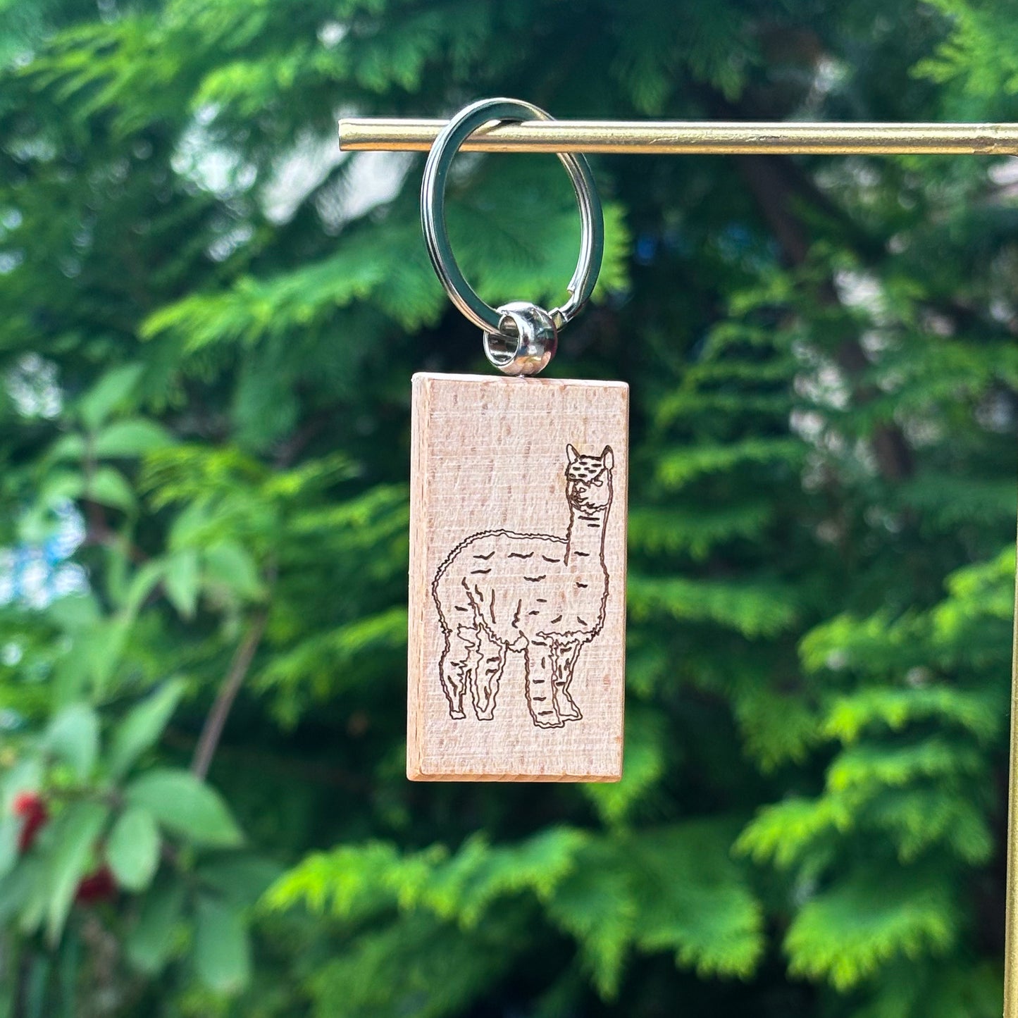 Llamma standing white wooden keychain 50x28mm