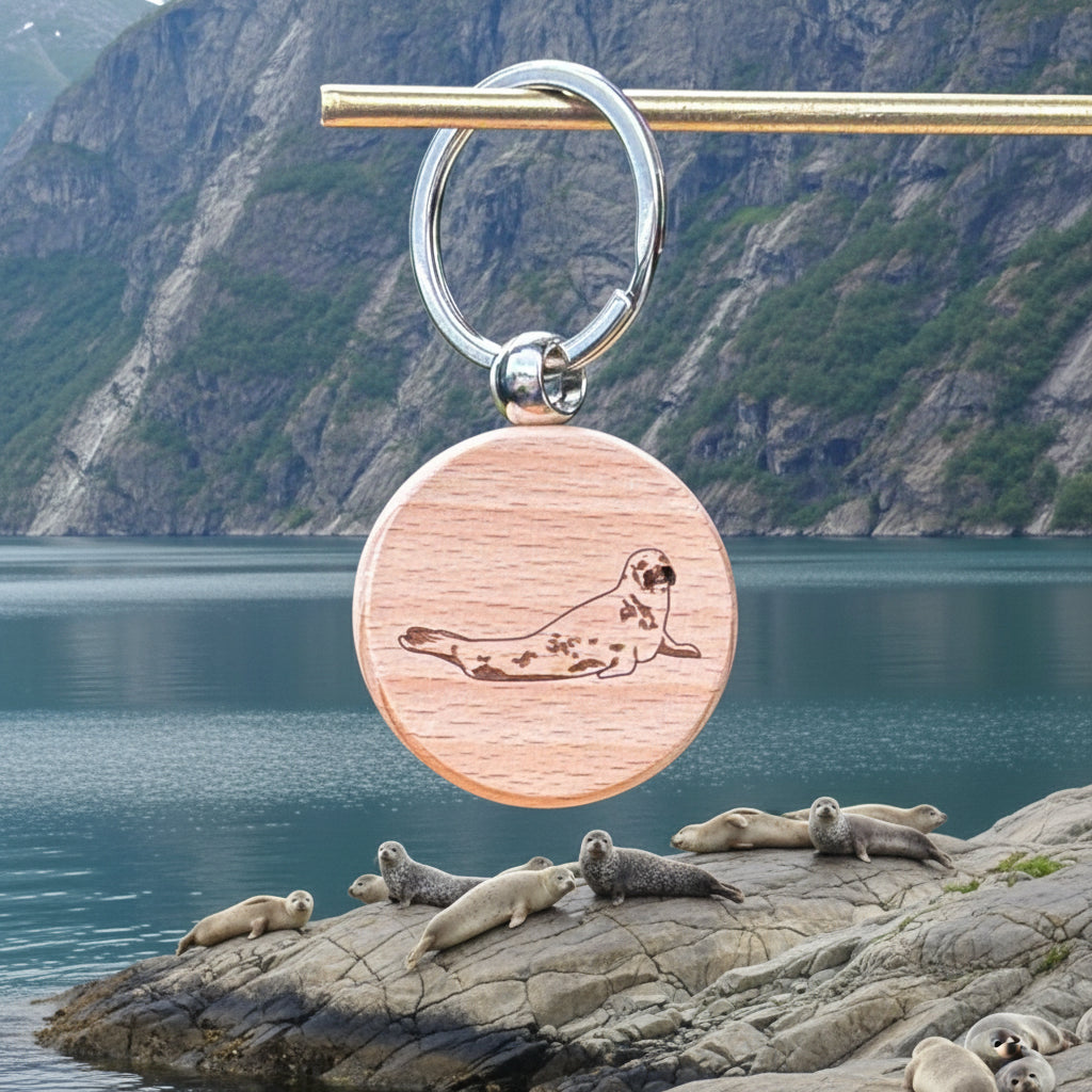 Seal laying down on round 35x35mm wooden keychain