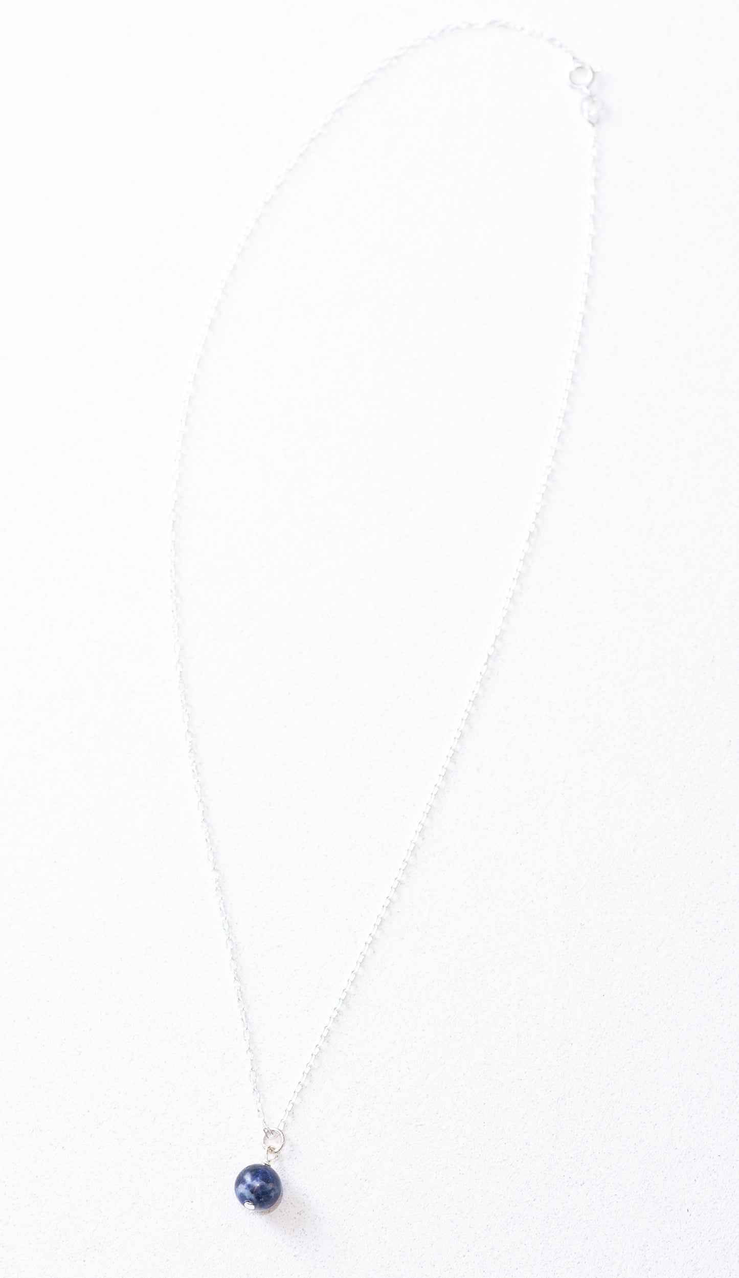 Collar de cuentas de piedra sodalita