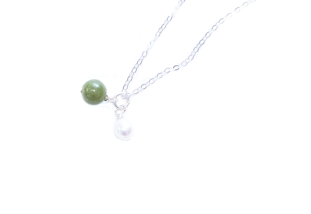Jade stenen kraal en zoetwaterparel ketting