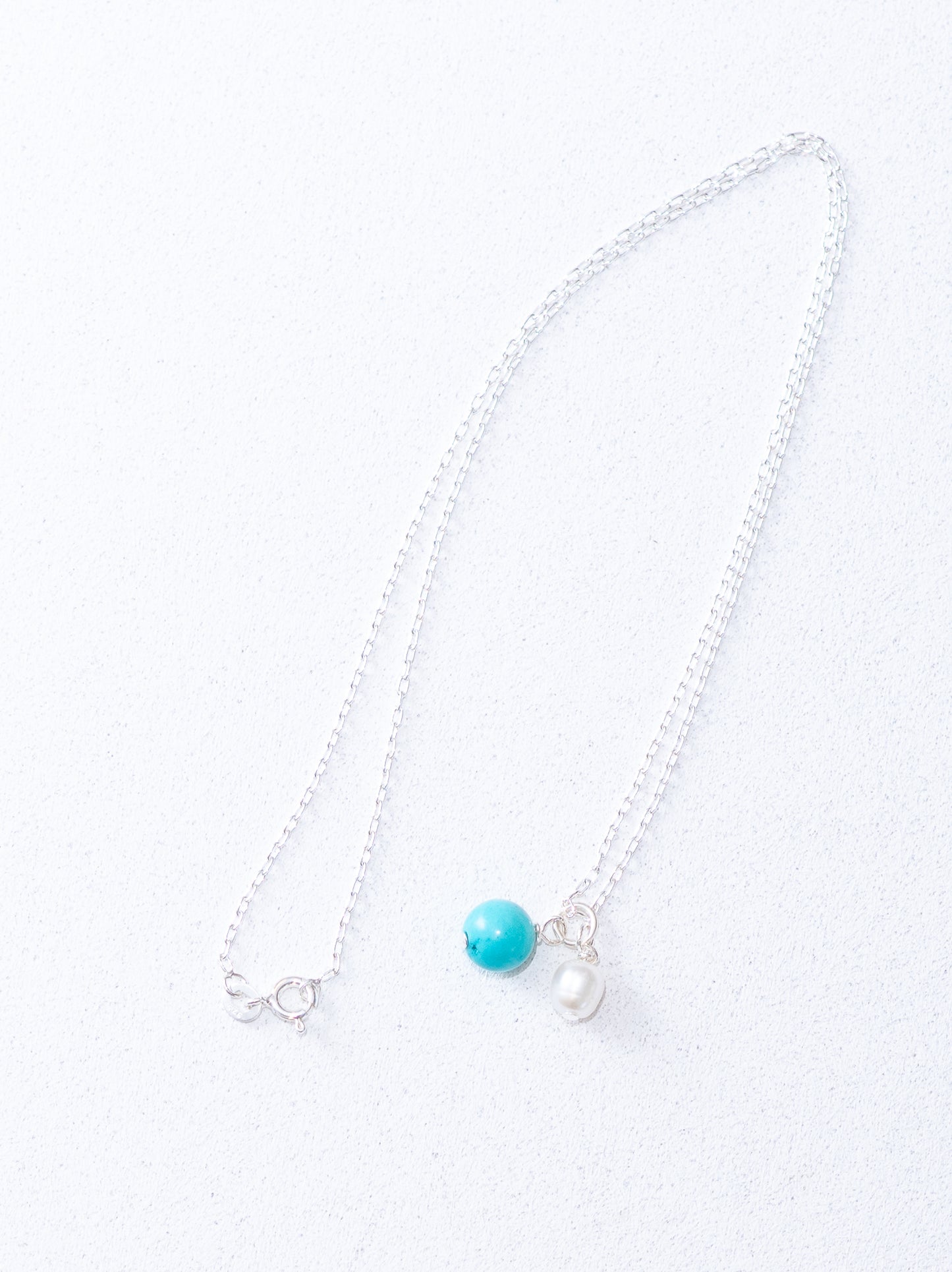 Ketting van turquoise stenen kralen en zoetwaterparels