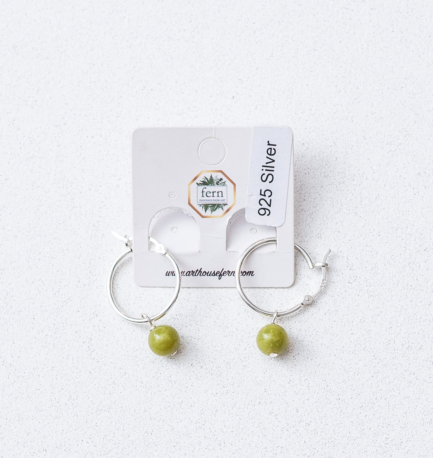 Cuentas de piedra de jade en aros de plata.