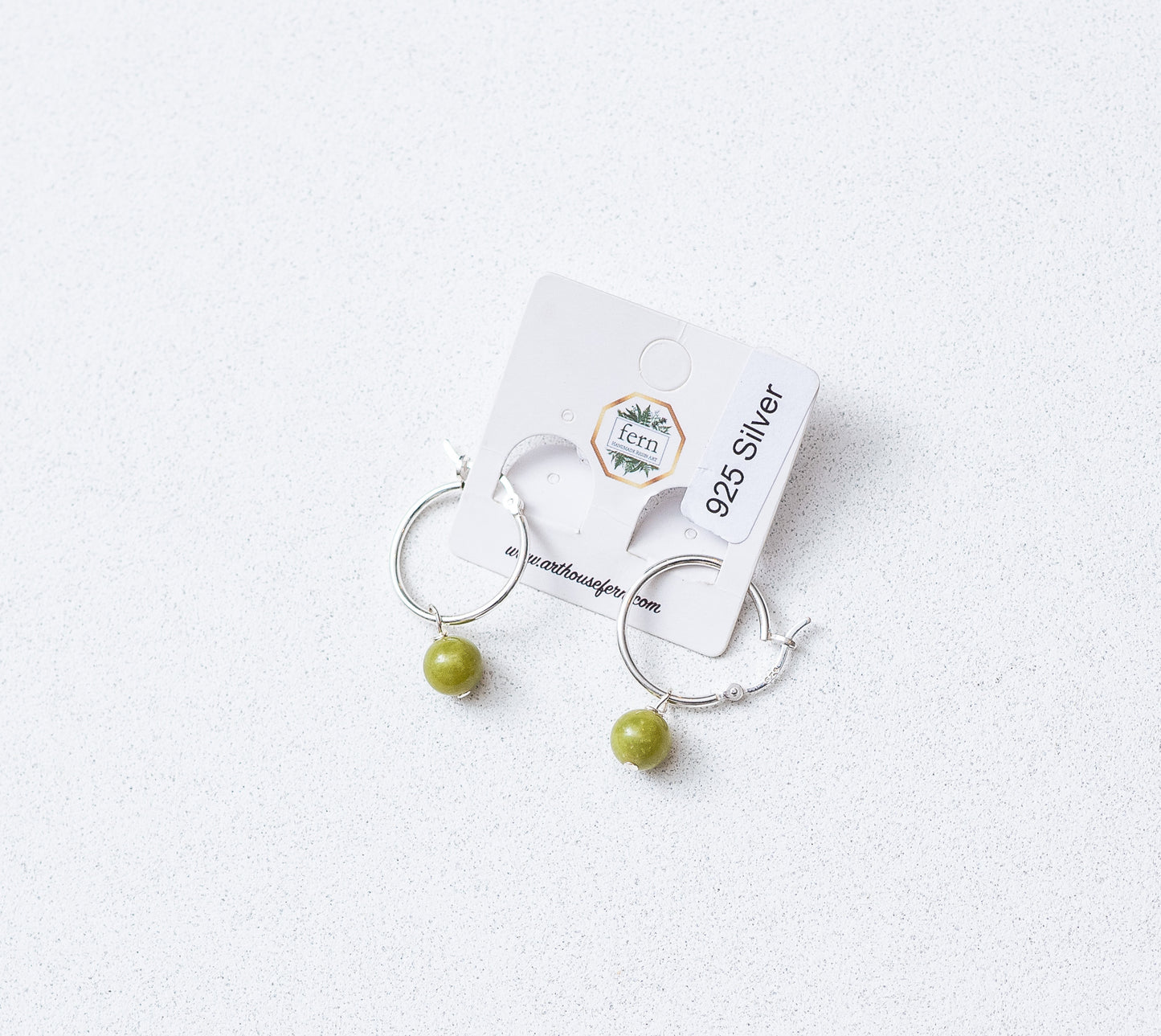 Cuentas de piedra de jade en aros de plata.