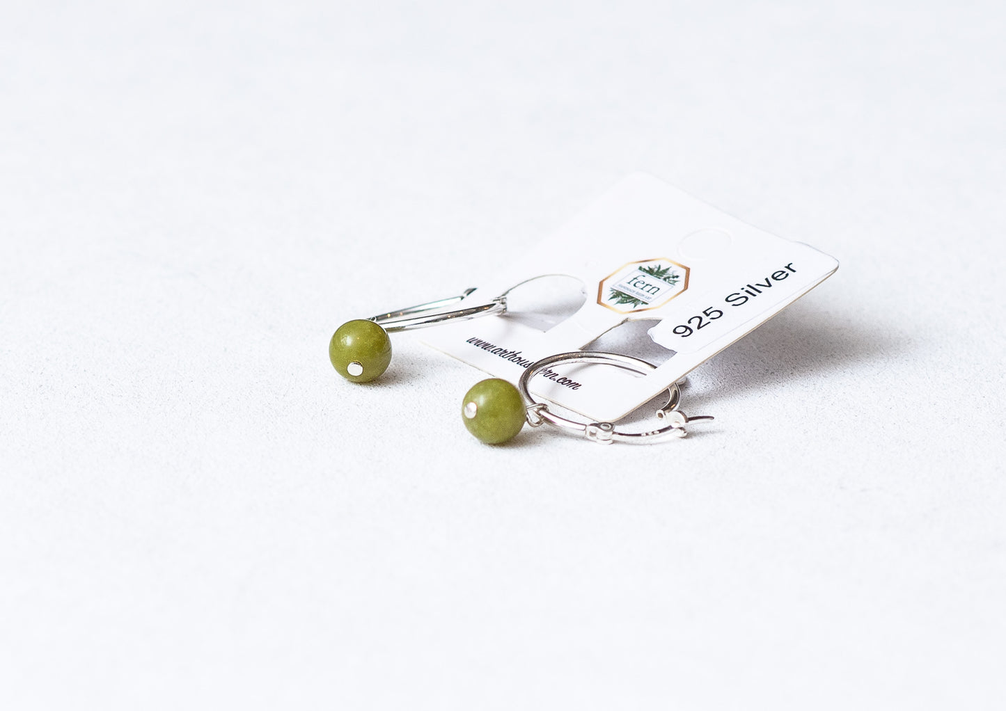 Cuentas de piedra de jade en aros de plata.