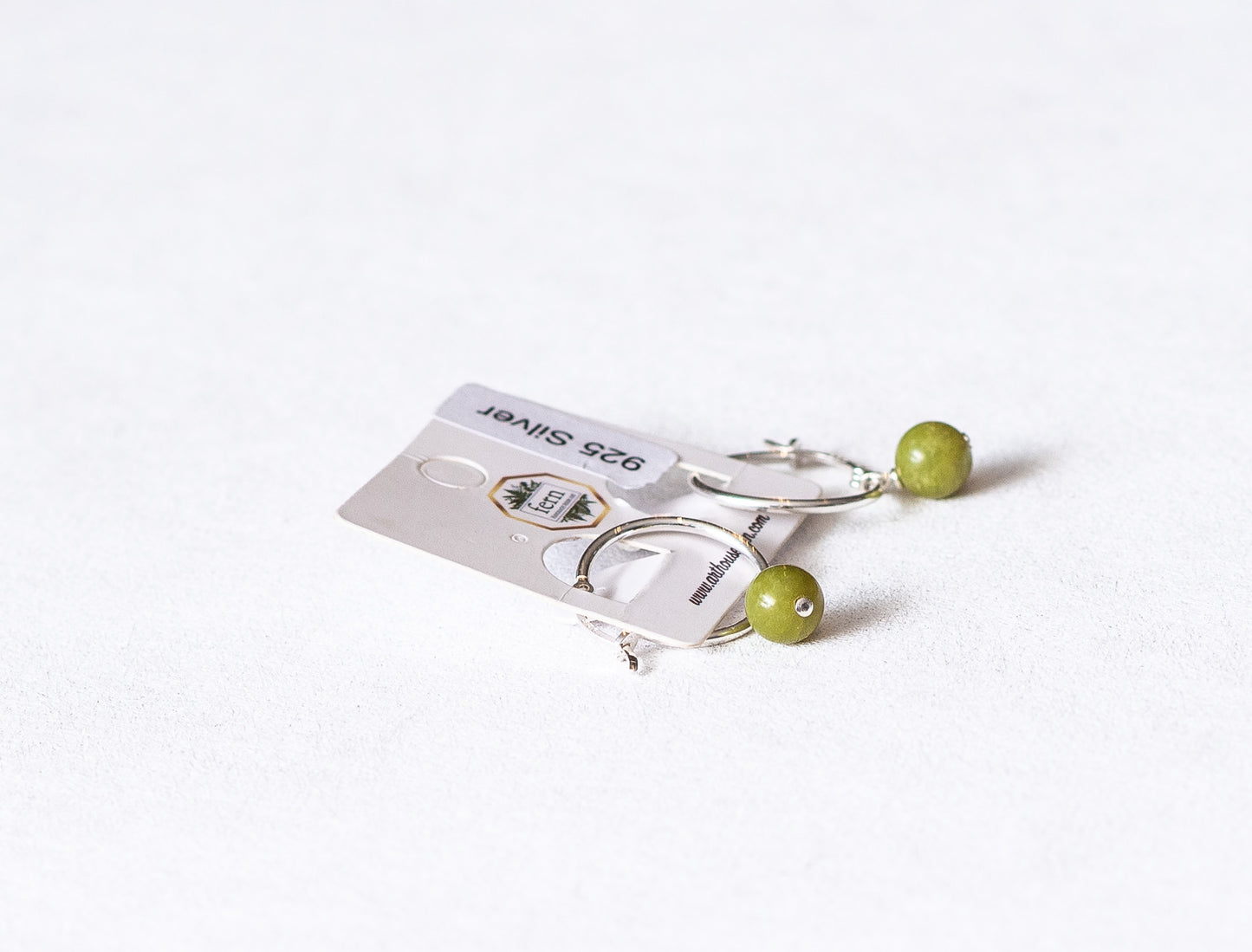Cuentas de piedra de jade en aros de plata.