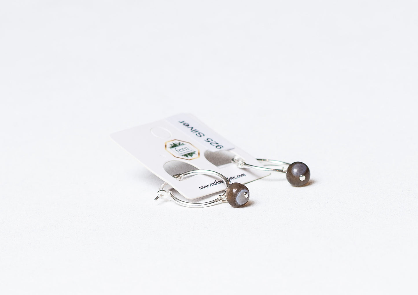 Agatsteinperler på sølvøredobber