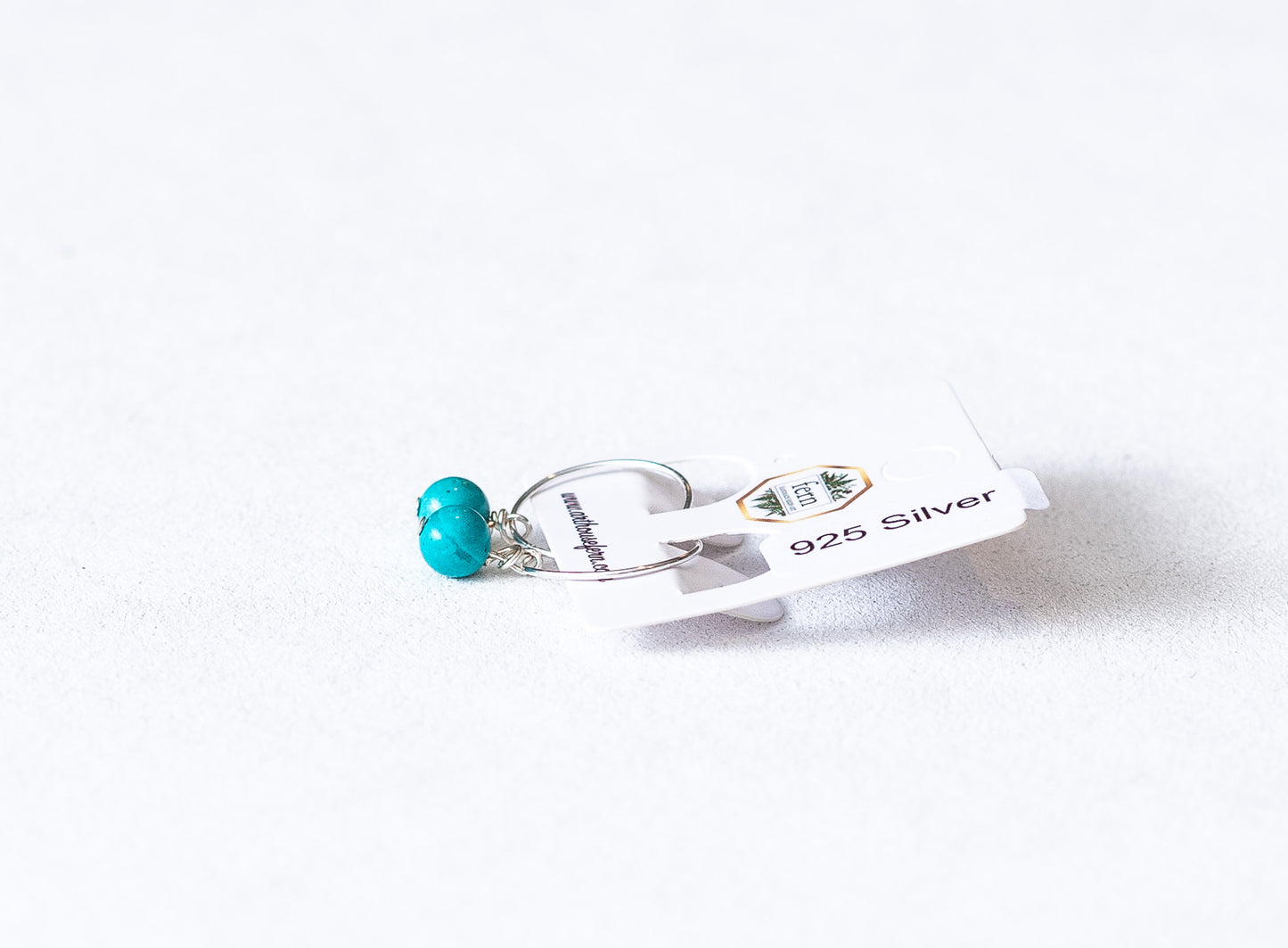 Turquoise stenen kralen op zilveren hoepels