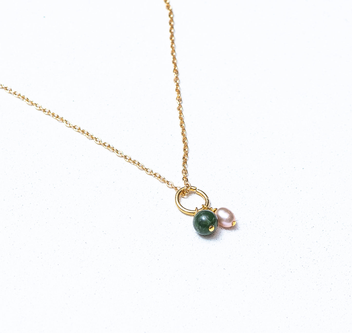 Ketting van jadesteenkralen en roze zoetwaterparels