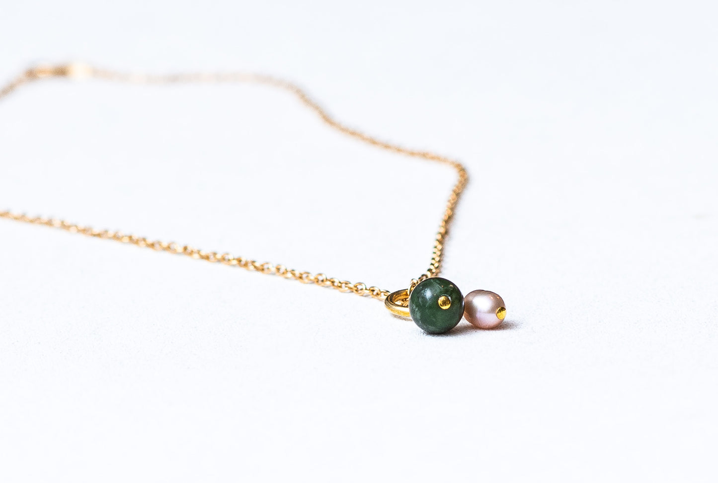 Ketting van jadesteenkralen en roze zoetwaterparels