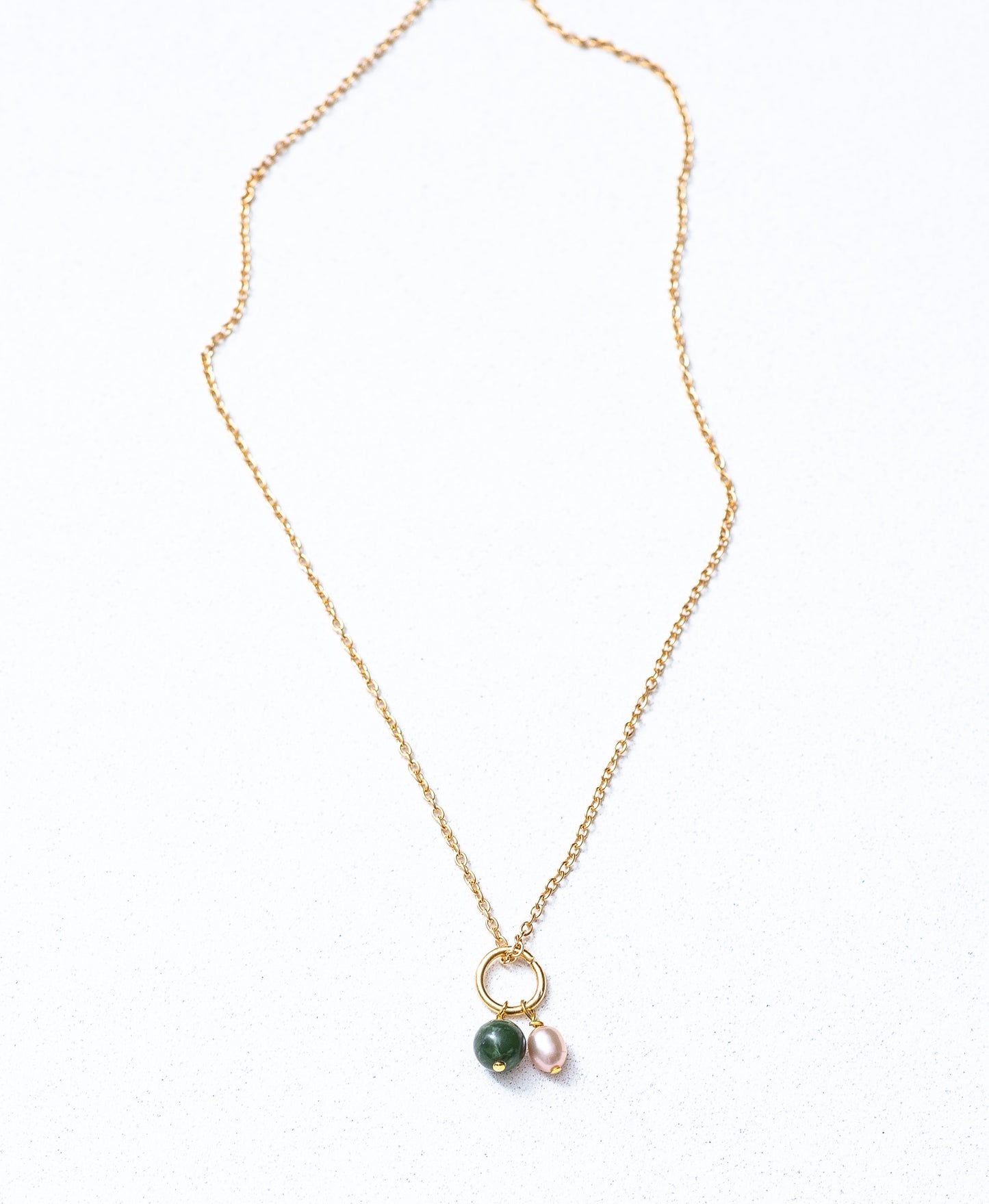 Ketting van jadesteenkralen en roze zoetwaterparels