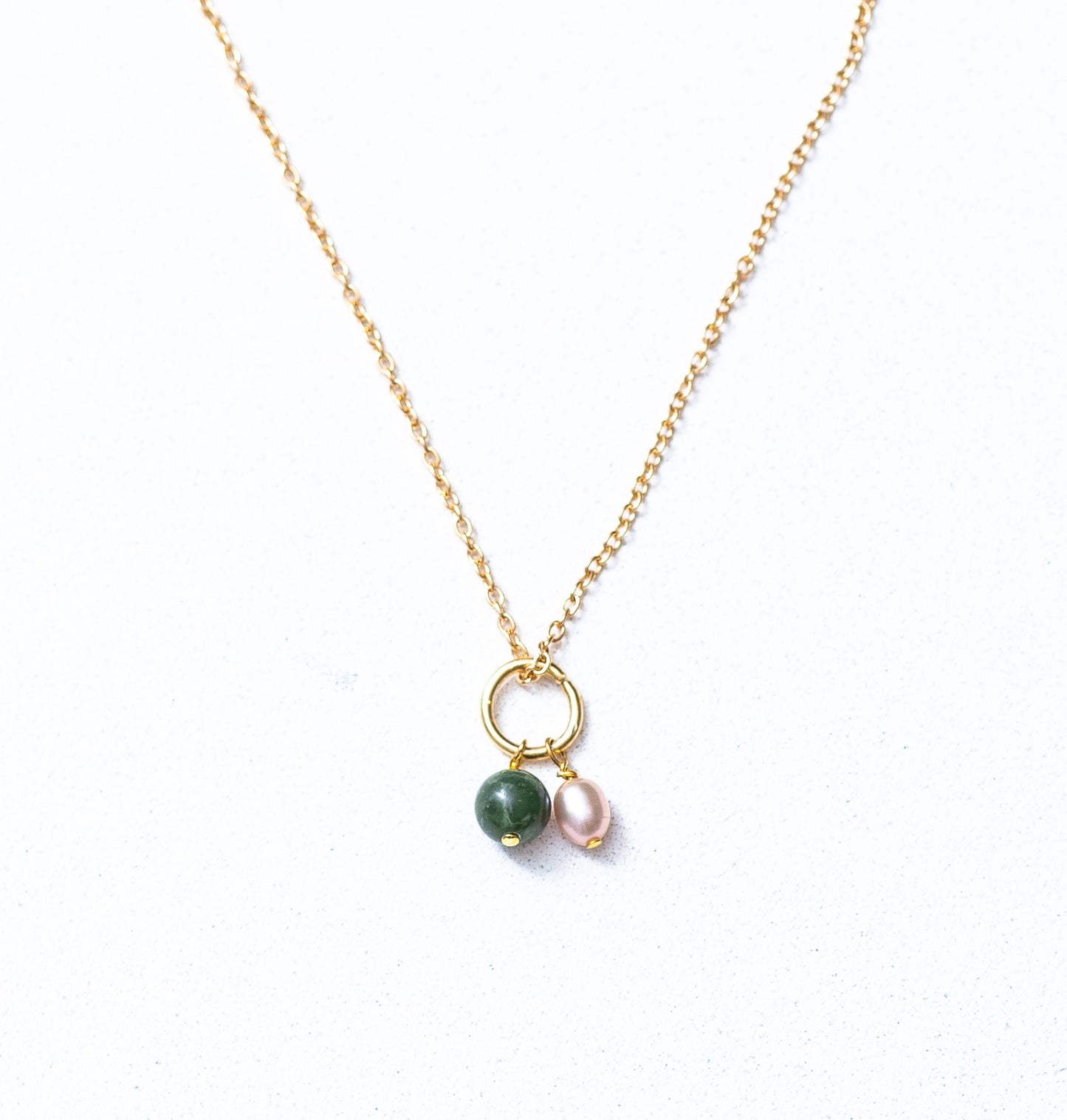 Ketting van jadesteenkralen en roze zoetwaterparels