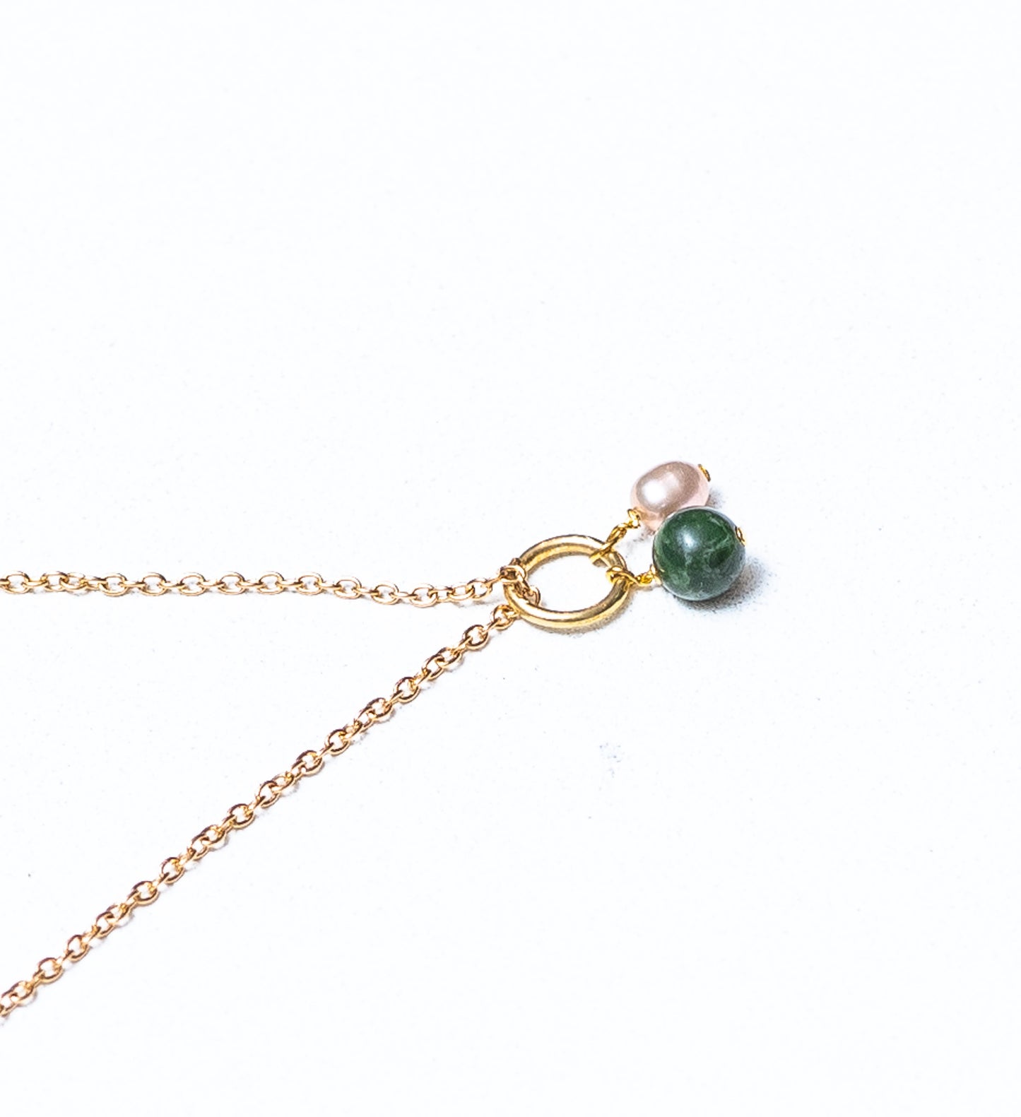 Ketting van jadesteenkralen en roze zoetwaterparels