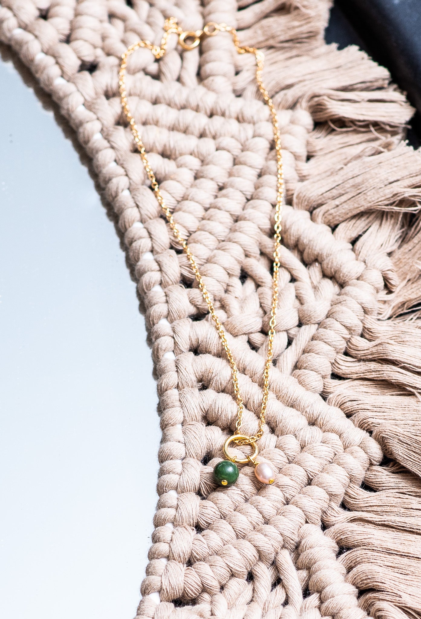 Ketting van jadesteenkralen en roze zoetwaterparels