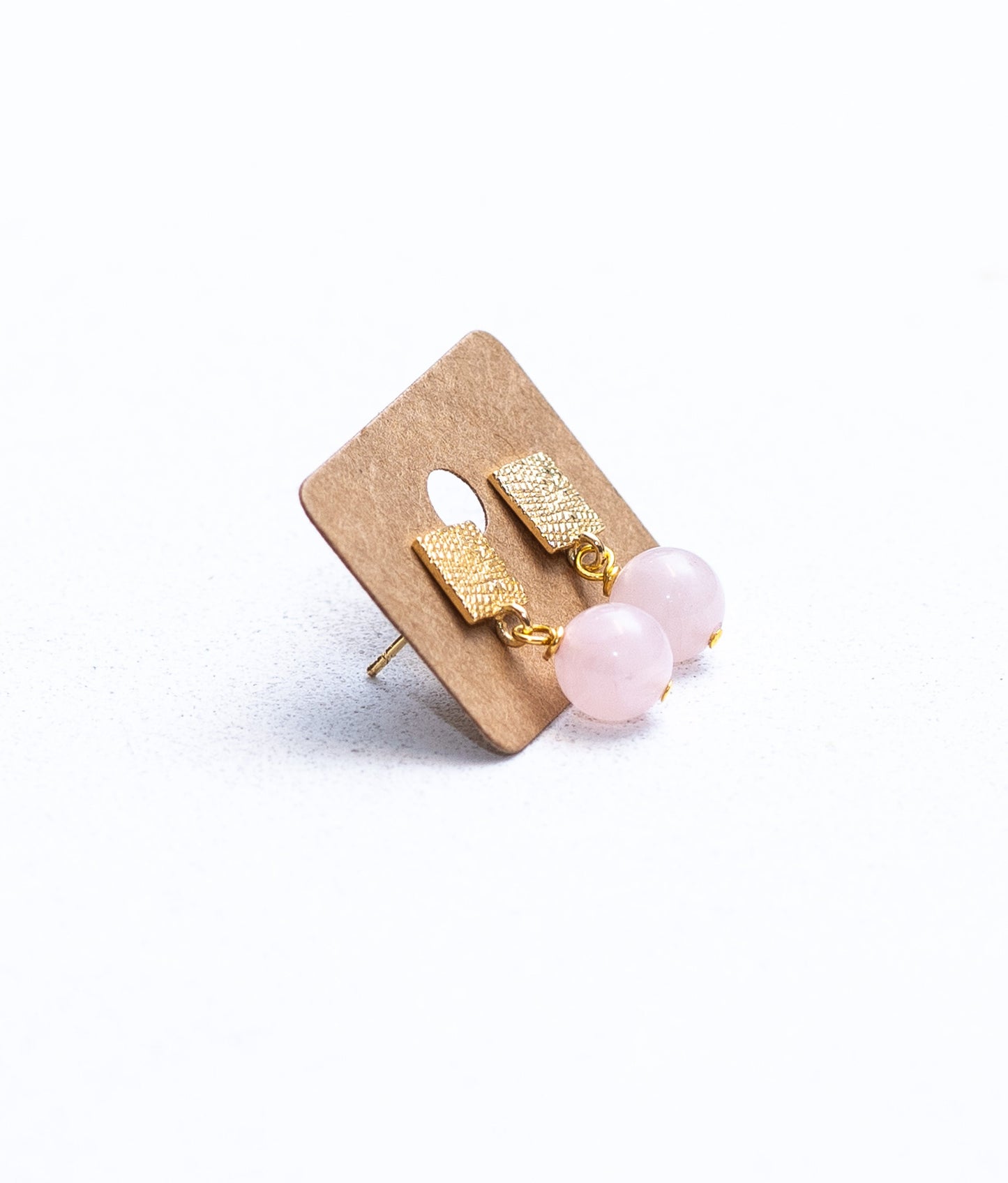 Perlas de piedra de cuarzo rosa en pendientes