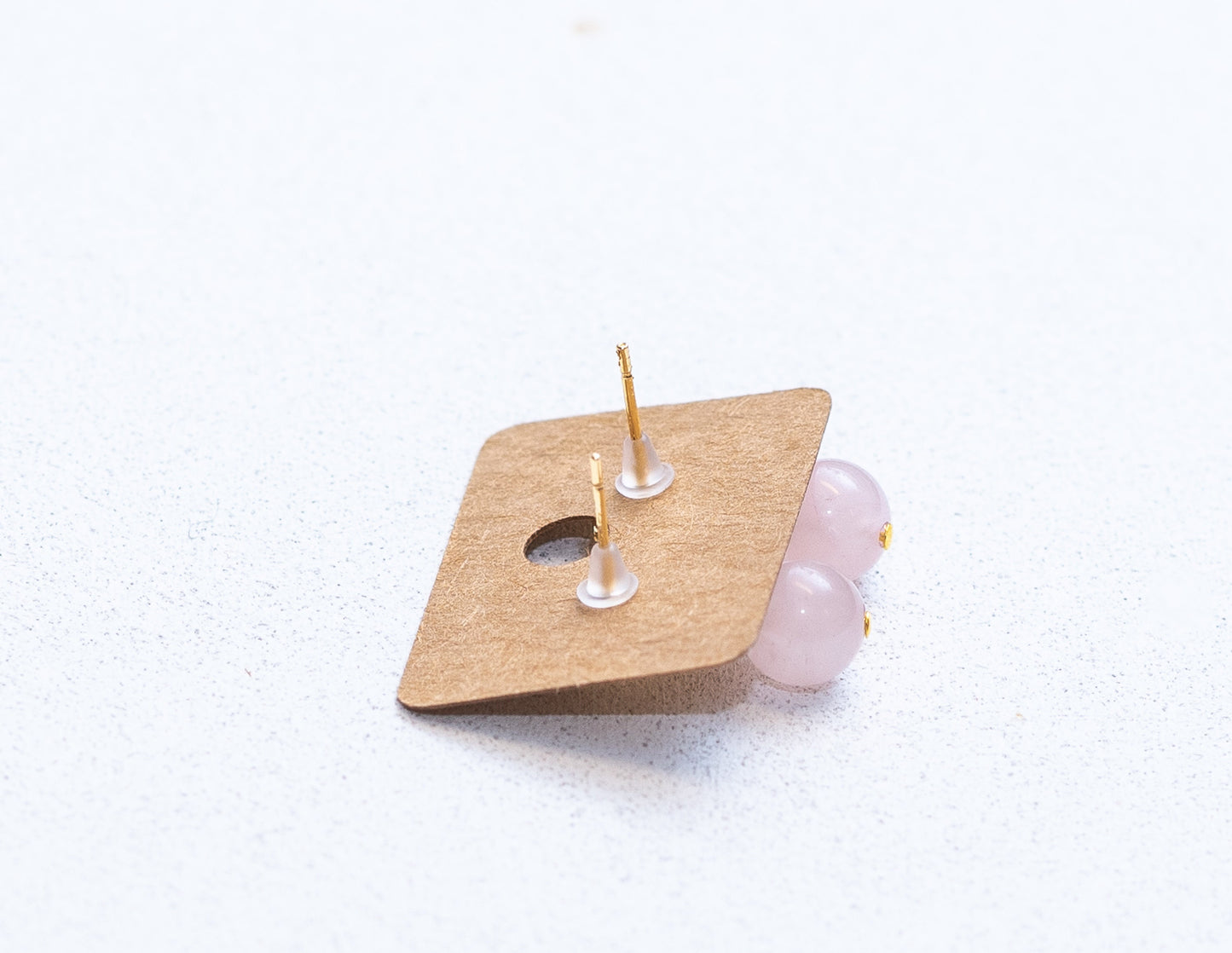 Perlas de piedra de cuarzo rosa en pendientes