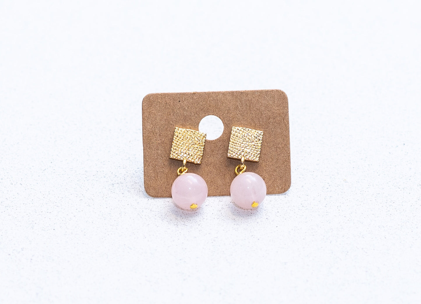 Perlas de piedra de cuarzo rosa en pendientes