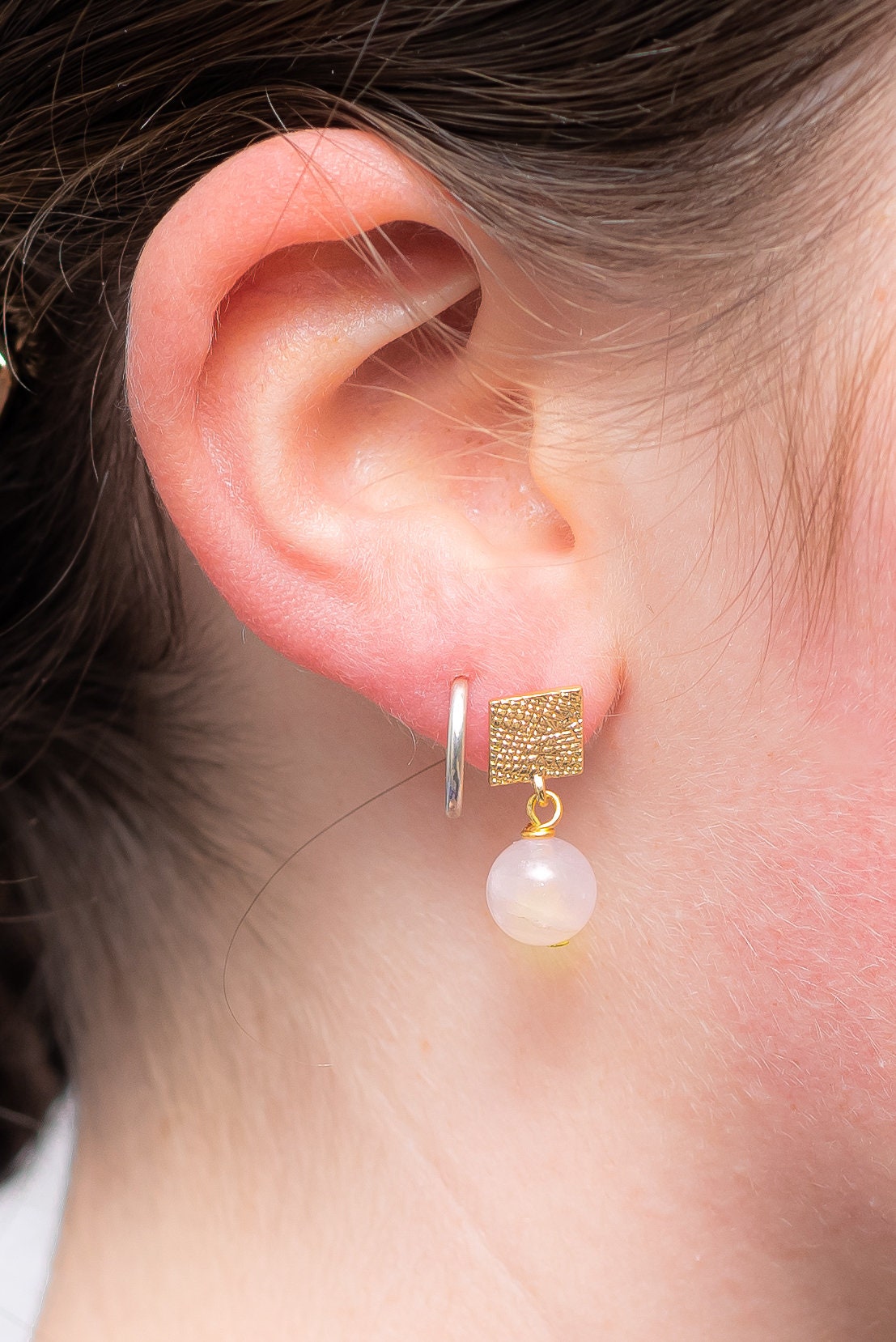 Perlas de piedra de cuarzo rosa en pendientes