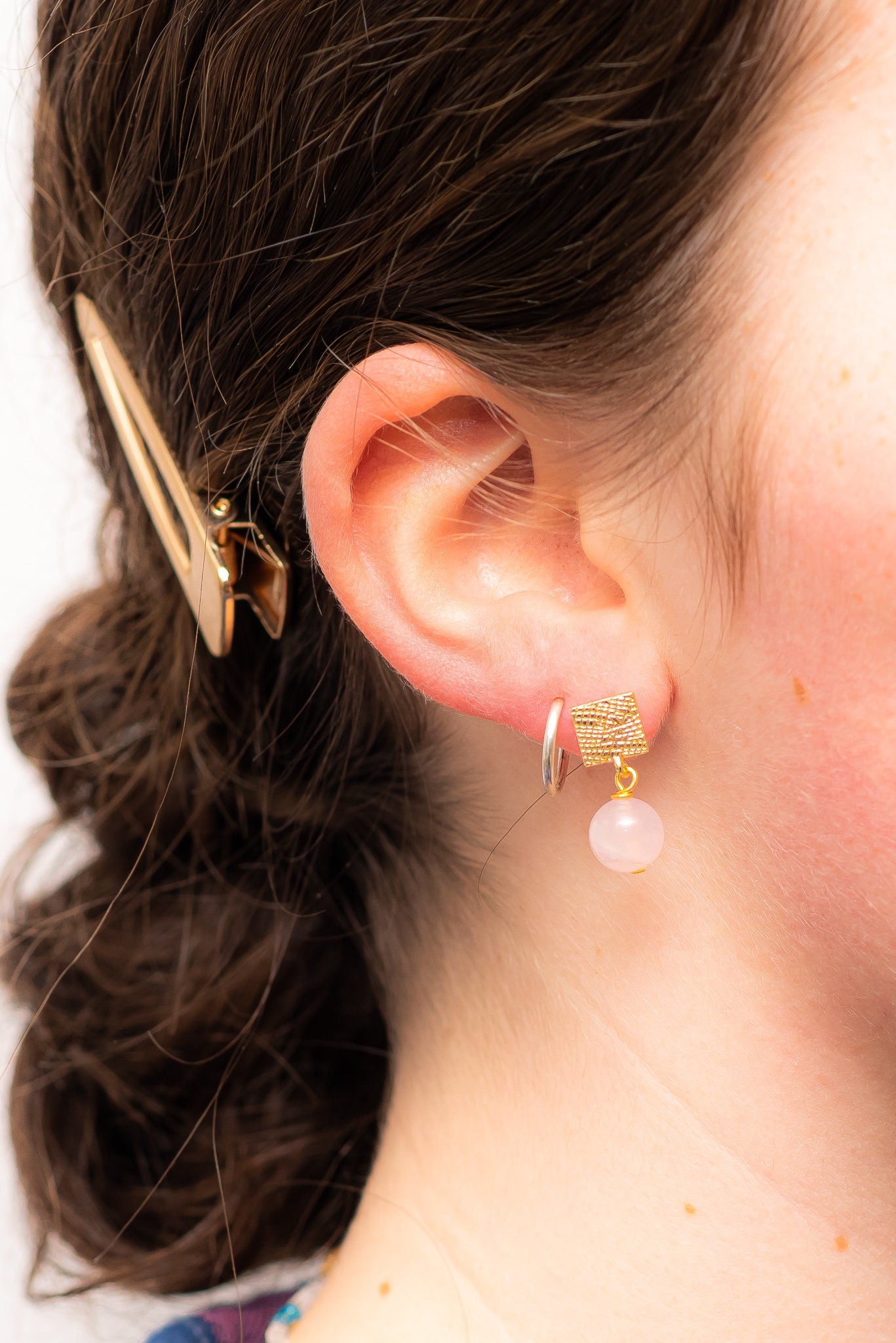 Perlas de piedra de cuarzo rosa en pendientes