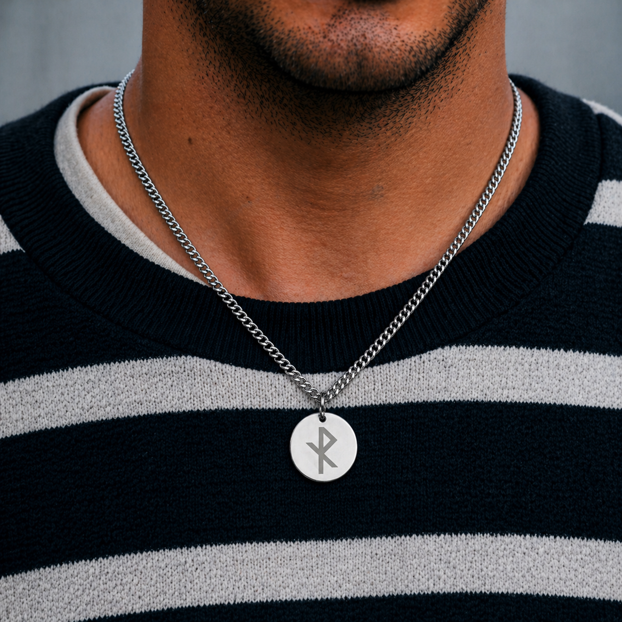 Single rune- Safe travels 25mm round on 50cm thick chain Stainless Steel