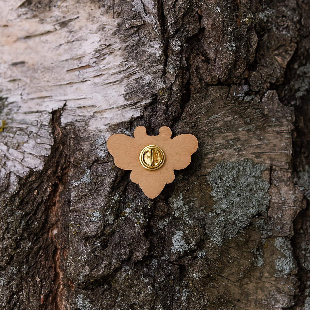 Bee medium 24x19mm pin