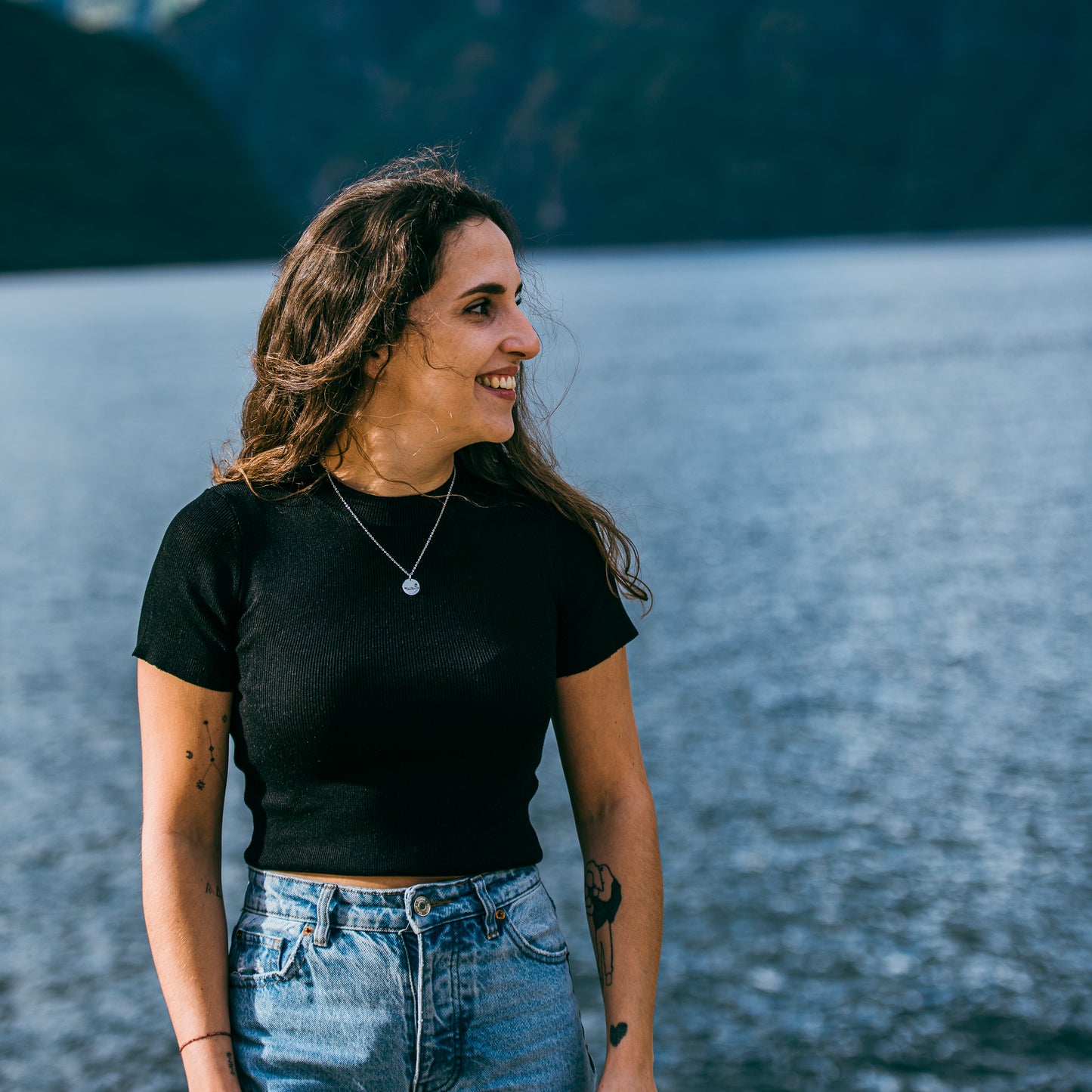 Seal laying down necklace - Stainless steel