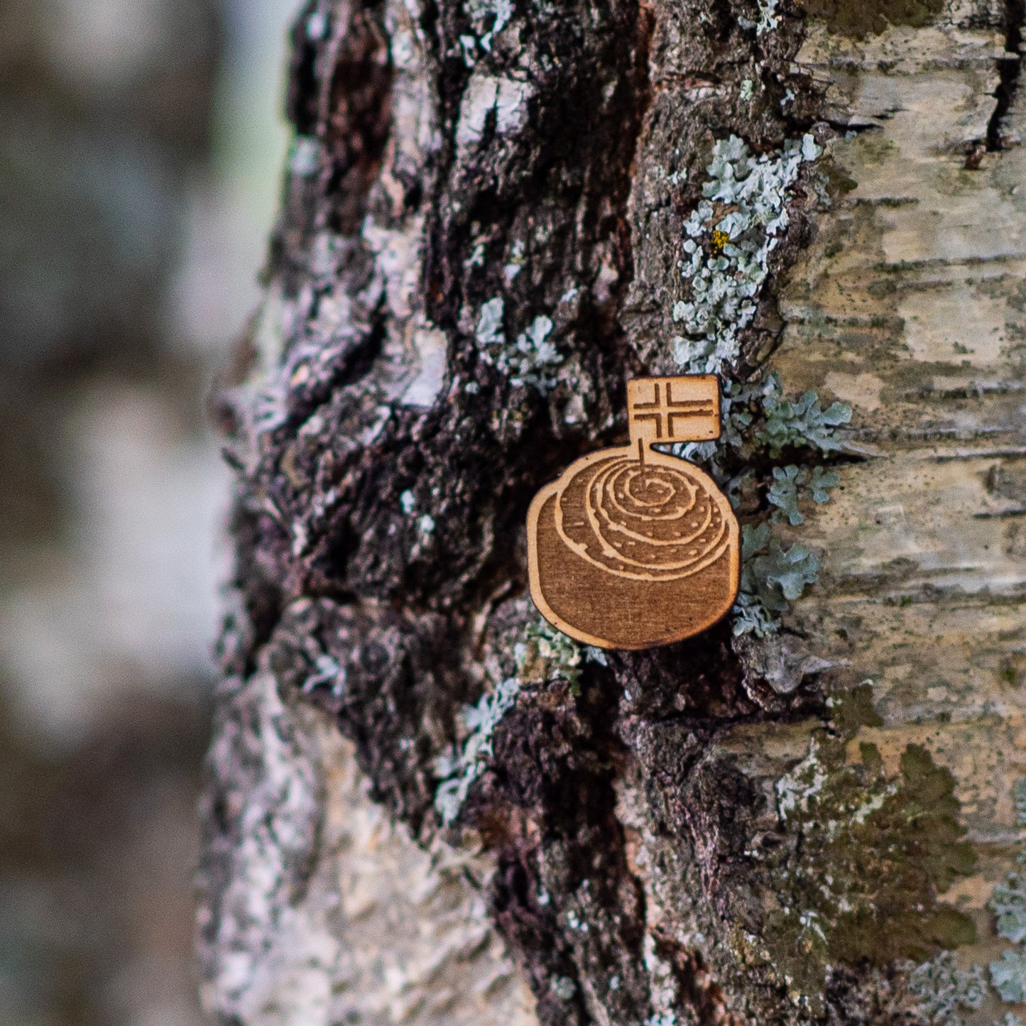 Cinnamon roll 29x22mm pin