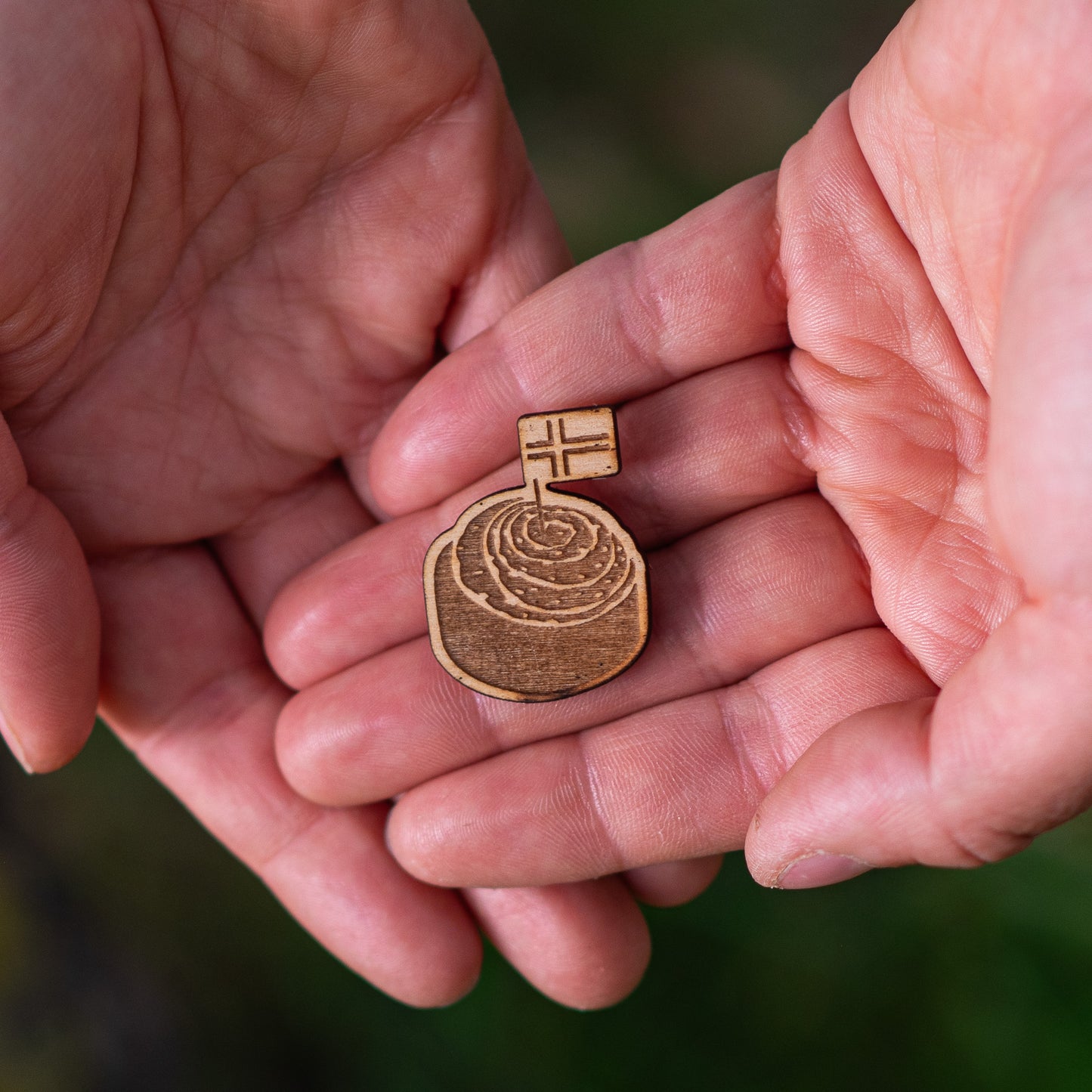 Cinnamon roll 29x22mm pin