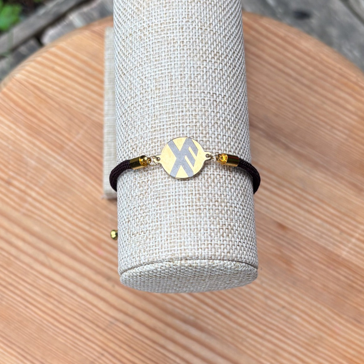 Good luck rune round 21mm golden SS textile cord brown