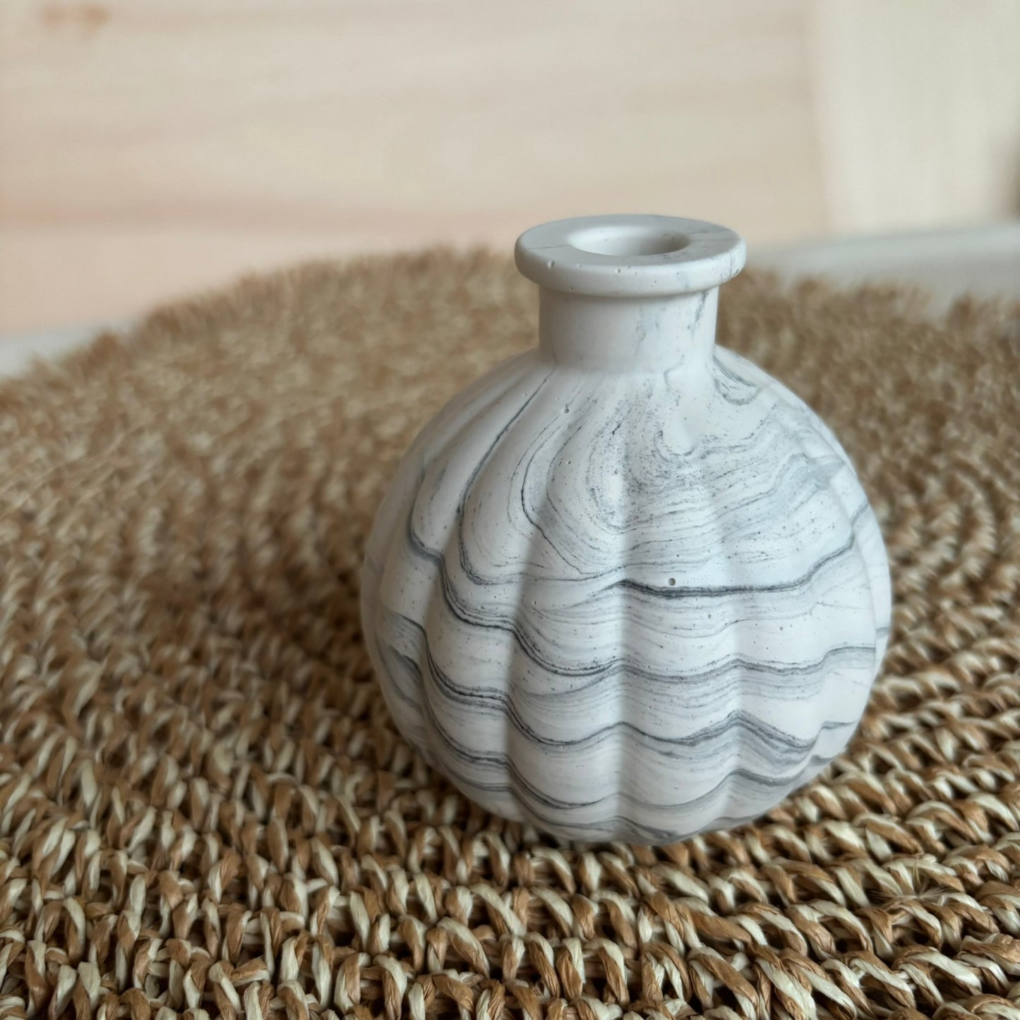 Kurze Vase für getrocknete Blumen- Schwarz/Weißer Marmor