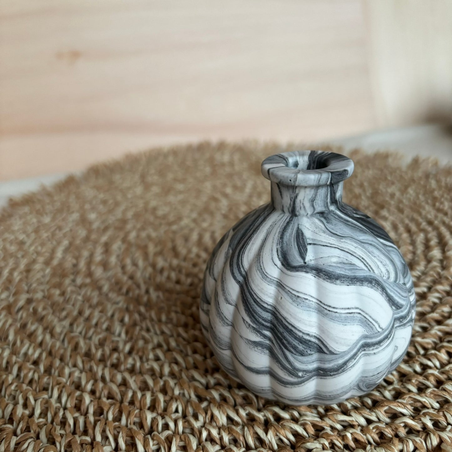 Kurze Vase für getrocknete Blumen- Schwarz/Weißer Marmor