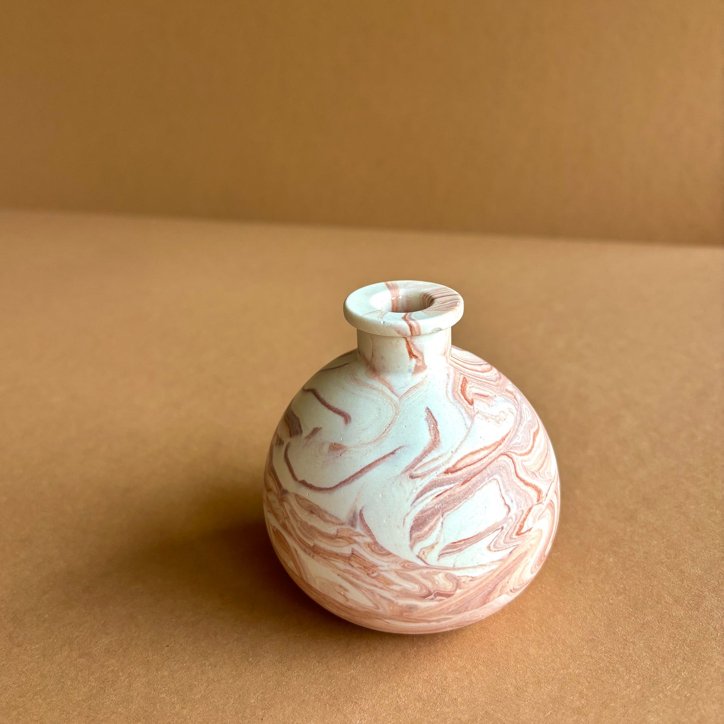 Kurze Vase für getrocknete Blumen- Terrakottabraun