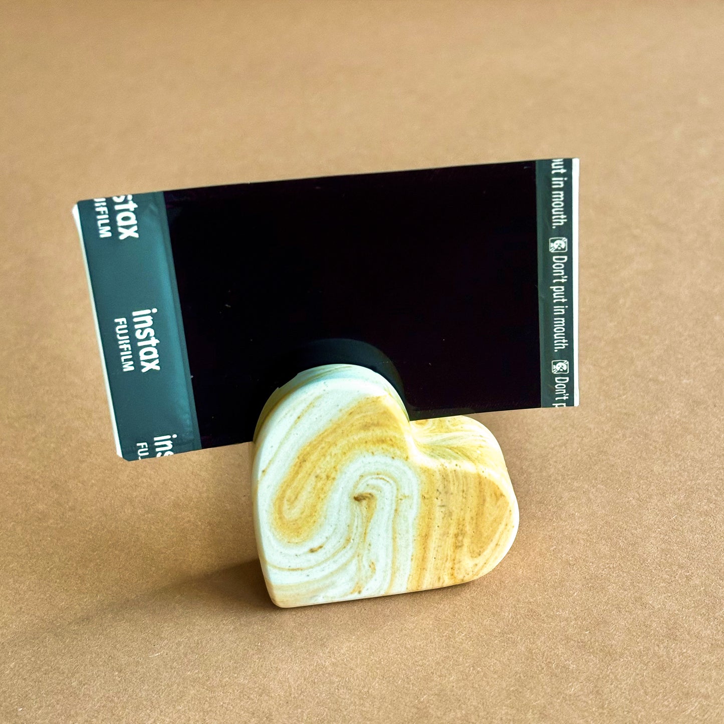Instax fotostandaard - Okergeel marmer