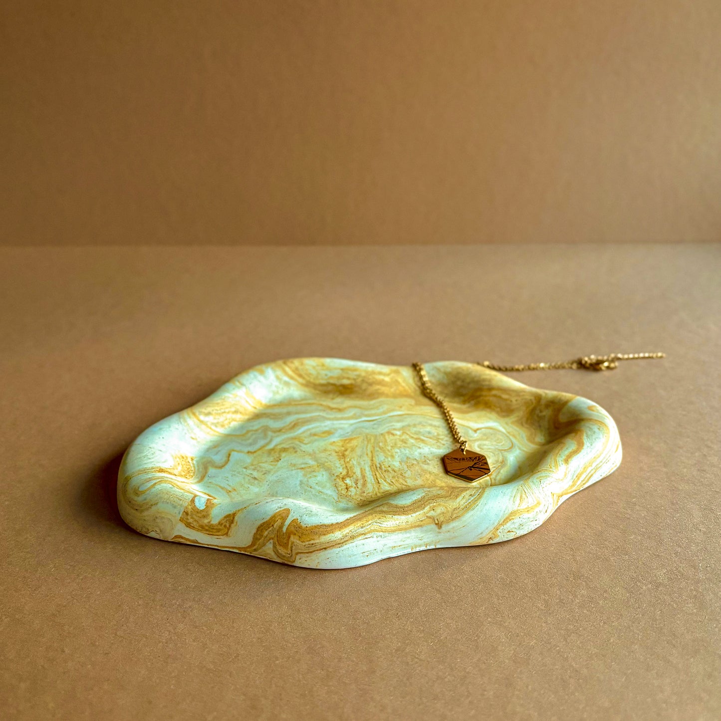 Wolkenschaal voor sieraden - Okergeel marmer