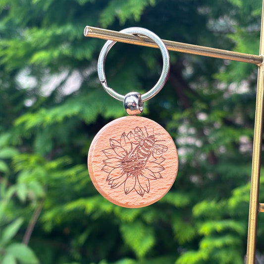 Bumble bee on sunflower on round 35x35mm wooden keychain