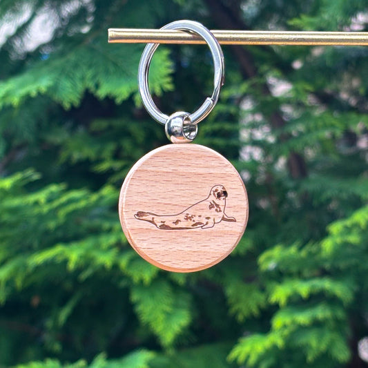 Seal laying down on round 35x35mm wooden keychain