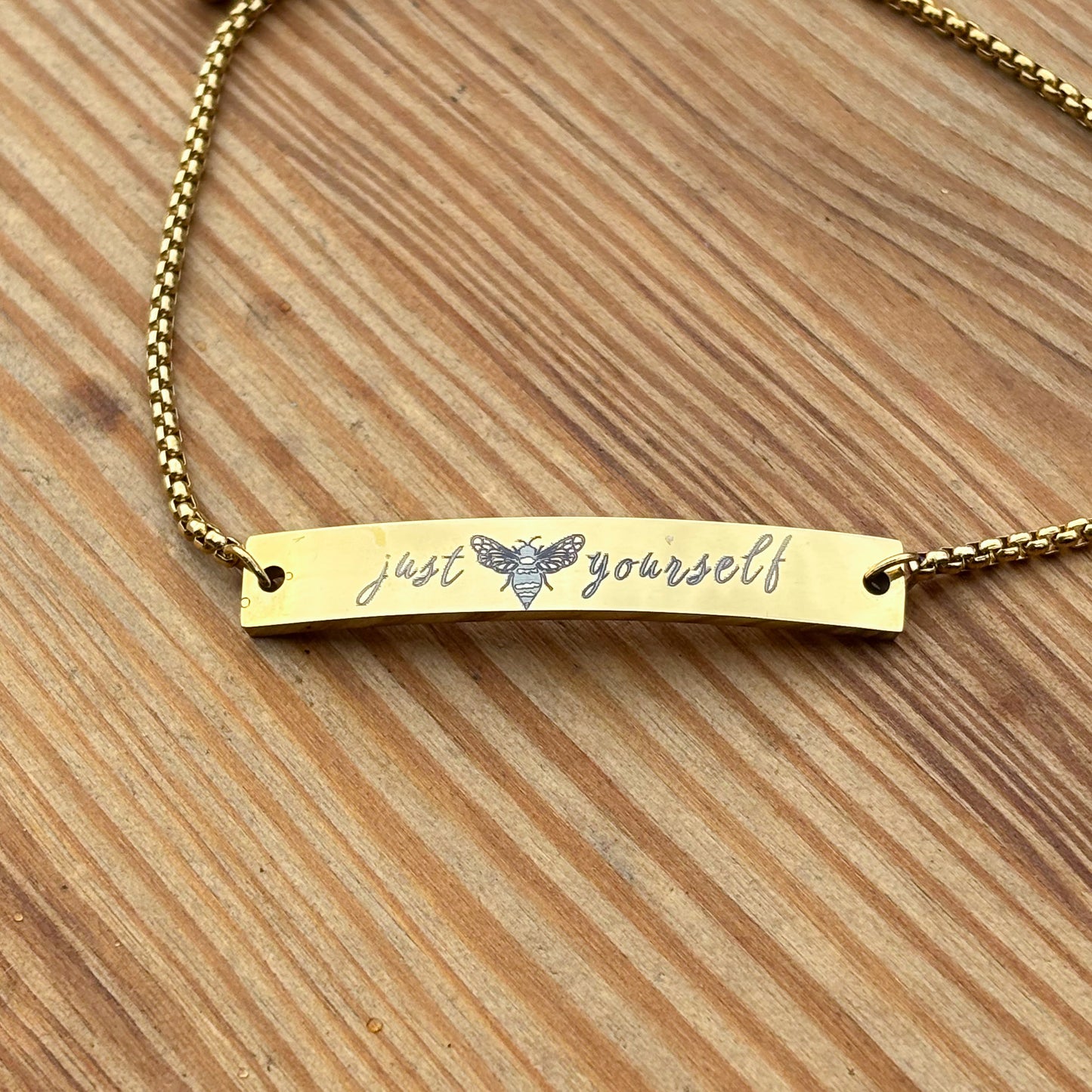 Just bee yourself on curved bar 39x6mm Gold SS chain