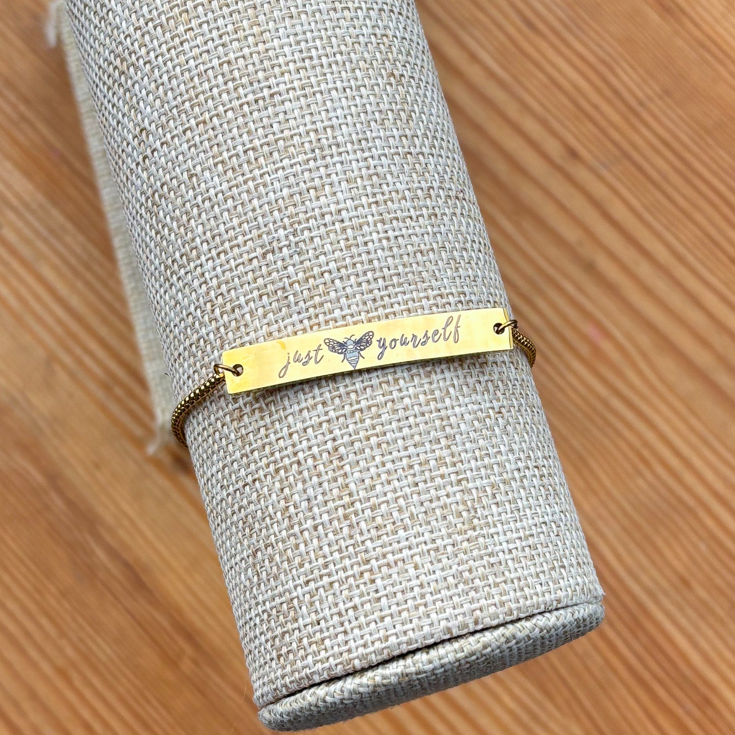 Just bee yourself on curved bar 39x6mm Gold SS chain