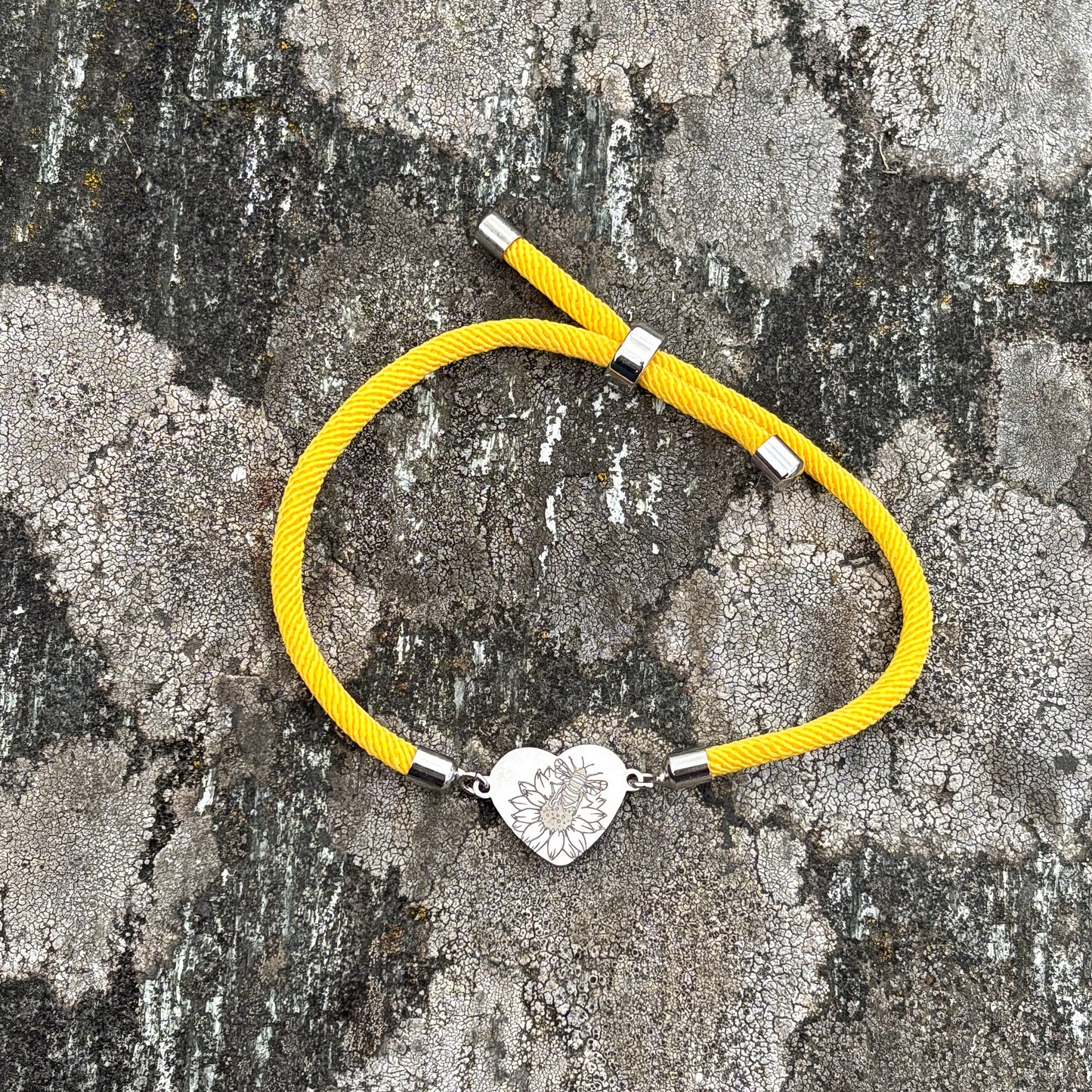Bumble bee on sunflower on heart 14x12mm silver textile cord yellow