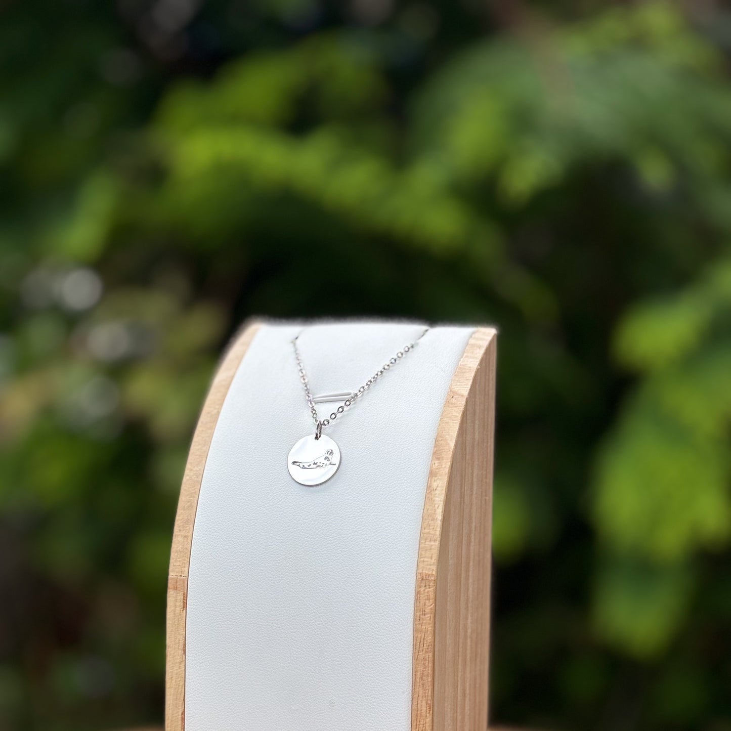 Seal laying down necklace - Stainless steel