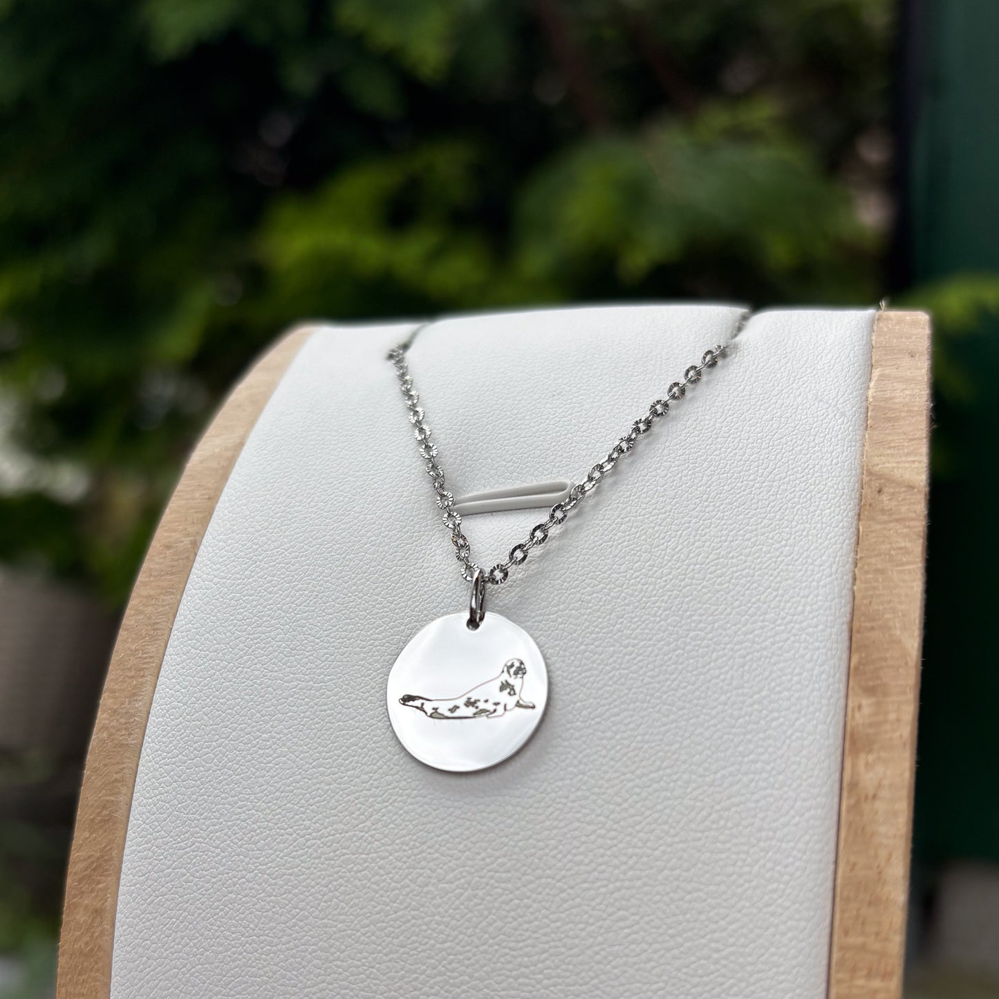 Seal laying down necklace - Stainless steel