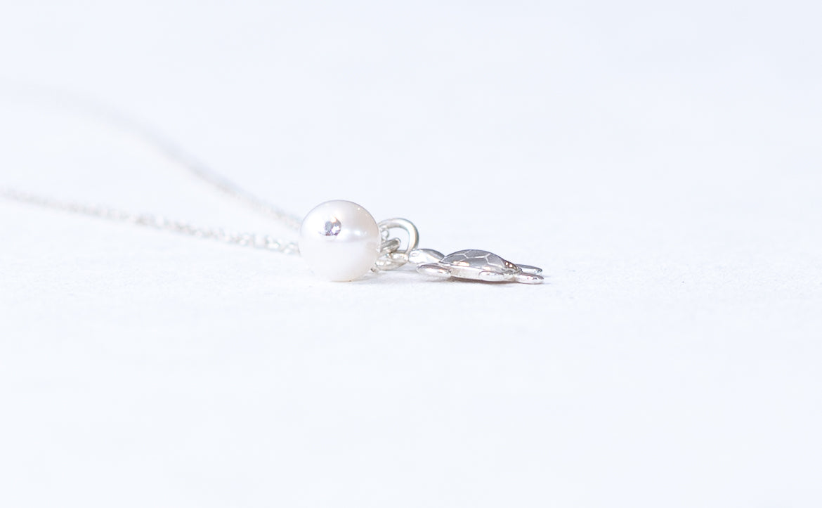 Zoetwaterparel druppel en schildpad bedel ketting