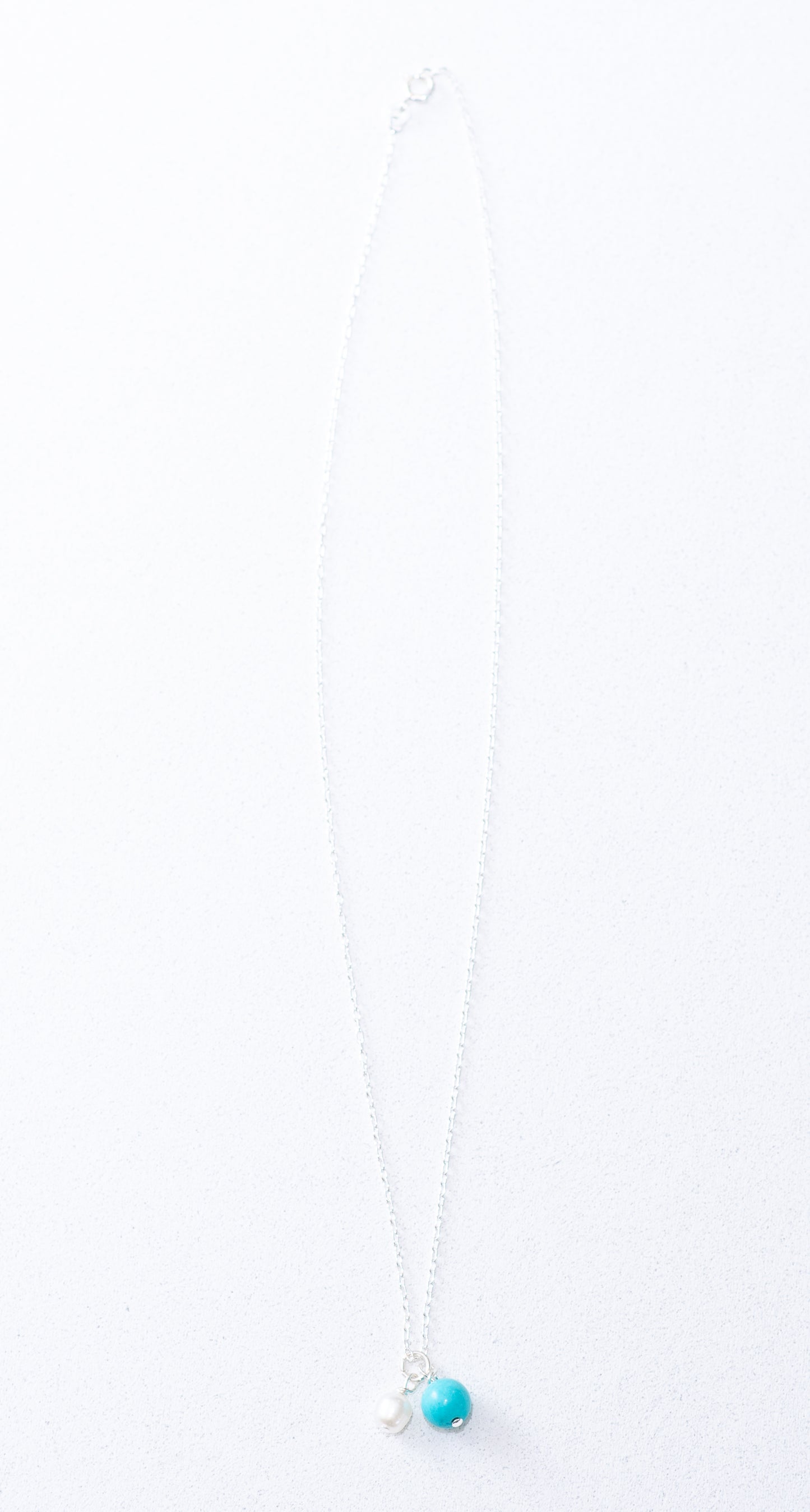 Ketting van turquoise stenen kralen en zoetwaterparels