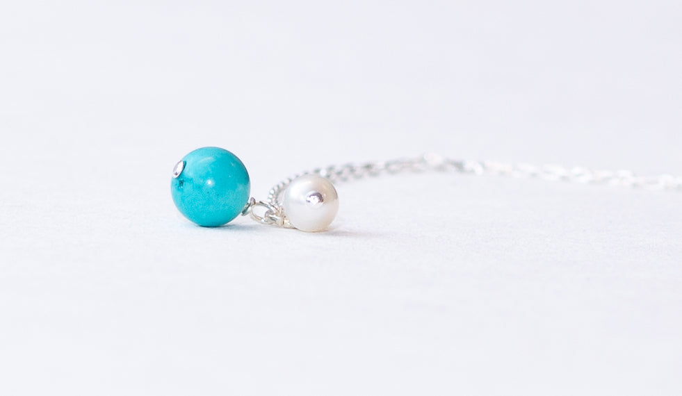 Ketting van turquoise stenen kralen en zoetwaterparels
