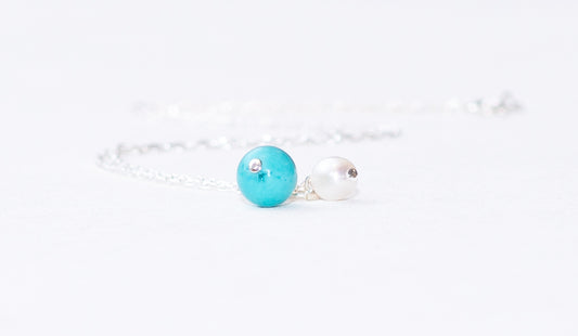 Ketting van turquoise stenen kralen en zoetwaterparels