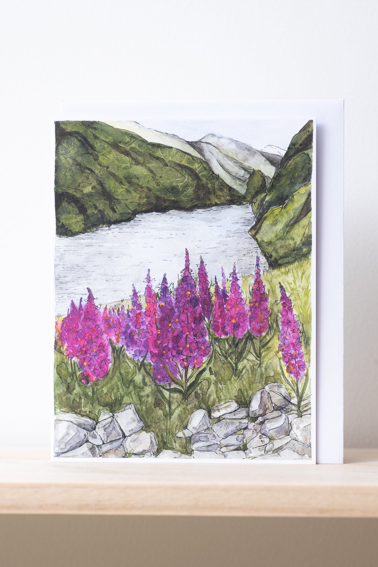 Tarjeta de felicitación "Flores de amapola sobre el río Flåm"