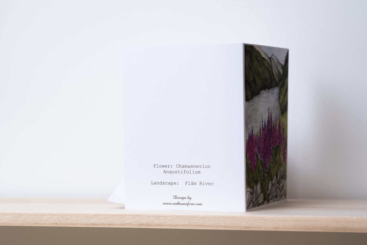 Tarjeta de felicitación "Flores de amapola sobre el río Flåm"
